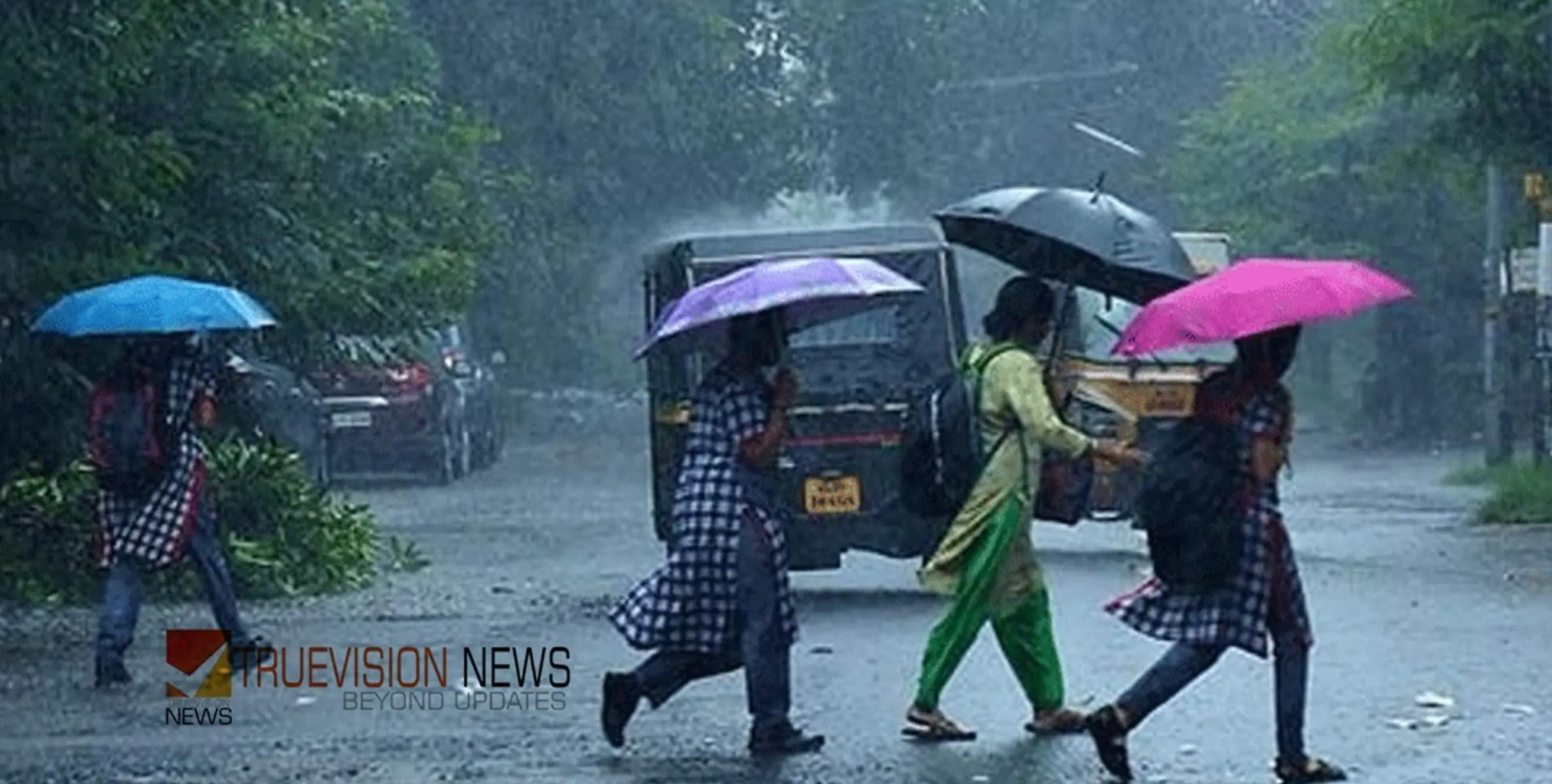 #heavyrain | കോ​ഴി​ക്കോ​ട് ഒ​ക്കെ അ​വ​ധിയാണ്, ഇവിടുത്തെ കു​ട്ടി​ക​ൾ എ​ന്താ വാ​ട്ട​ർ പ്രൂ​ഫാ​ണോ? ക​ല​ക്ട​റോ​ട് ചോ​ദ്യ​മഴയുമായി മ​ല​പ്പു​റ​ത്തെ കു​ട്ടി​ക​ൾ 