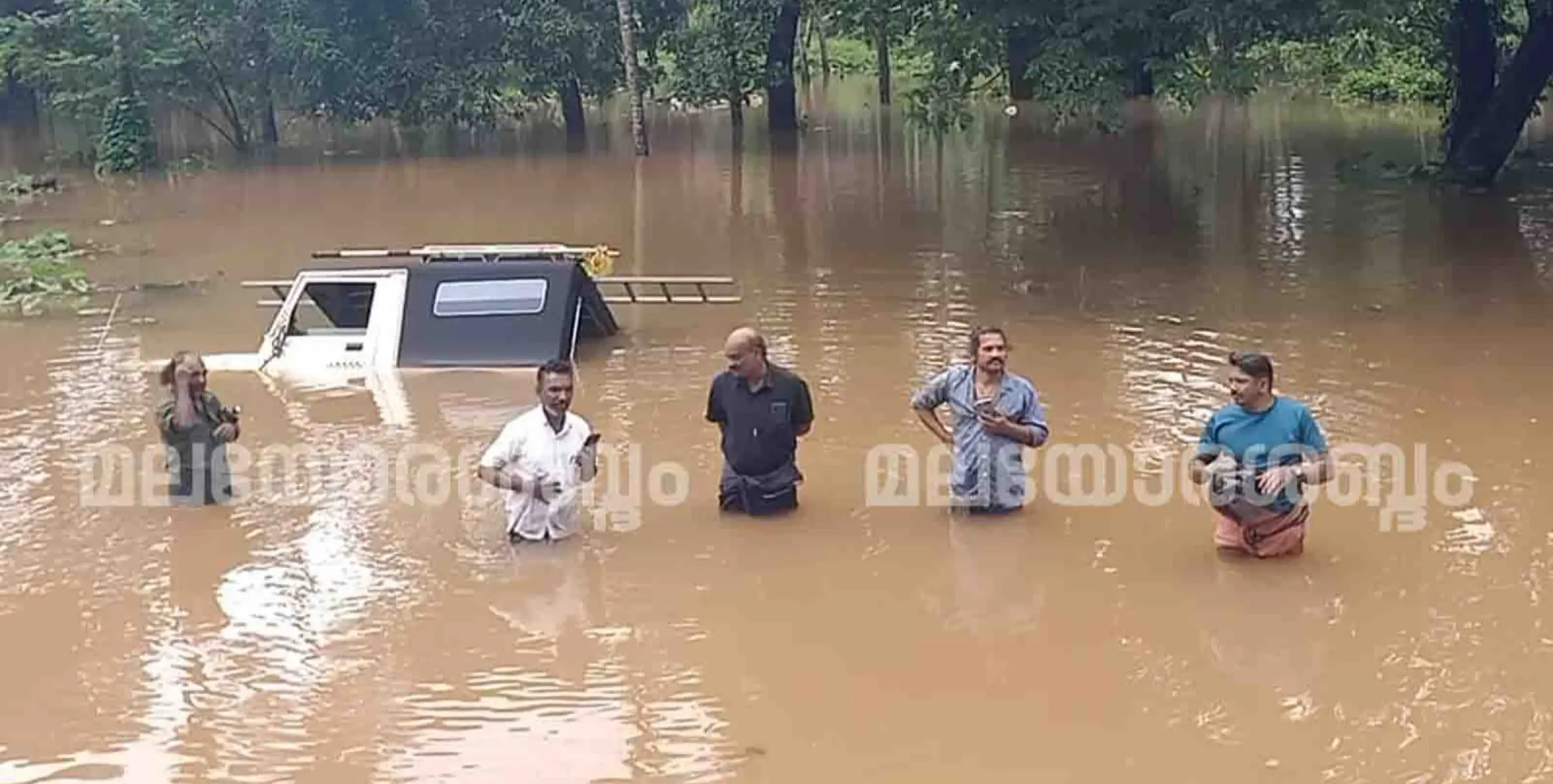 കെ എസ് ഇ ബി ഉദ്യോഗസ്ഥർക്ക് രക്ഷകരായത് പാനൂർ ഫയർഫോഴ്‌സ് 