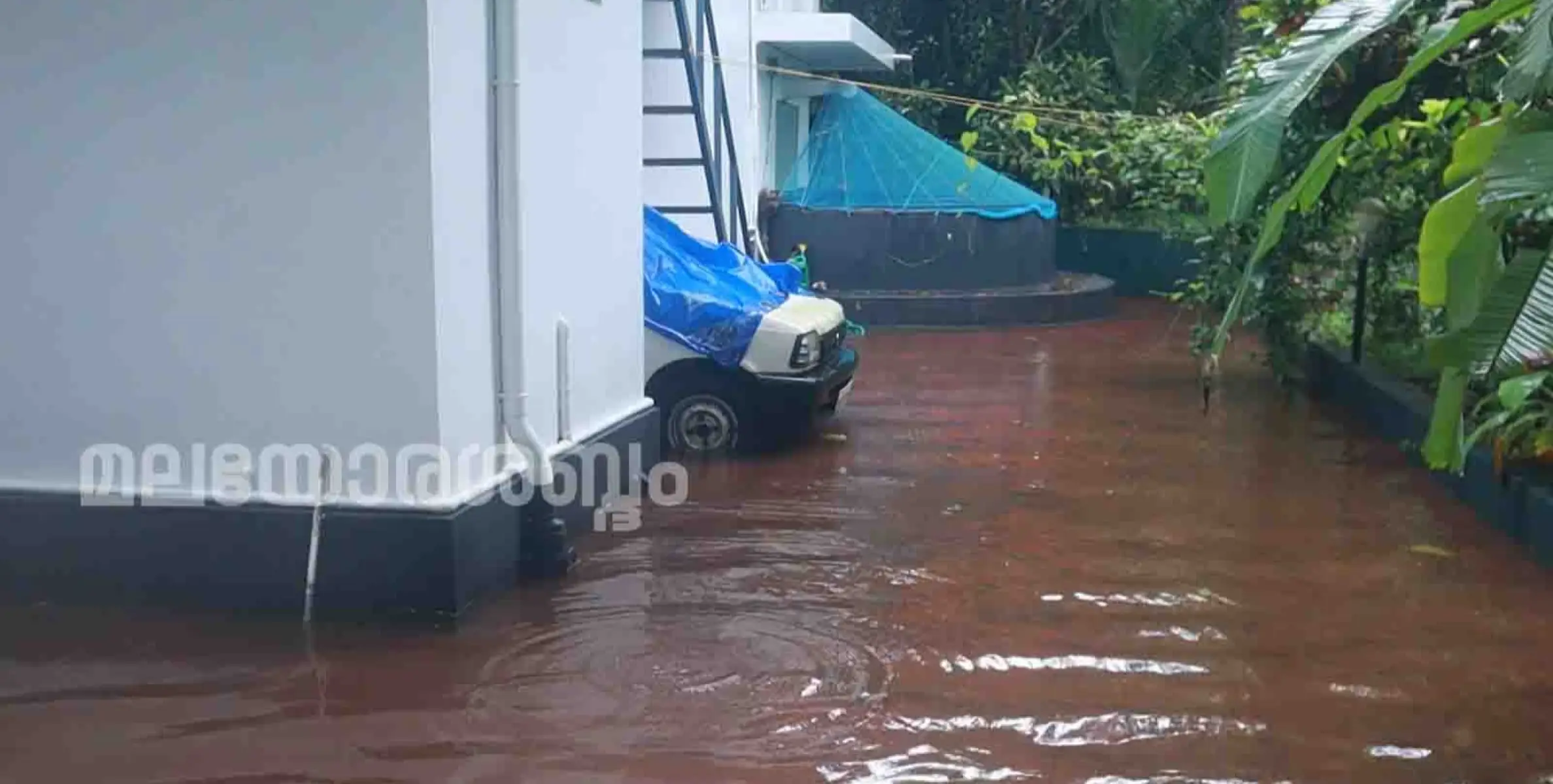 അഞ്ചുവർഷത്തോളമായി മഴക്കാലത്ത് പുറത്തിറങ്ങാൻ ആവാതെ കുടുംബം