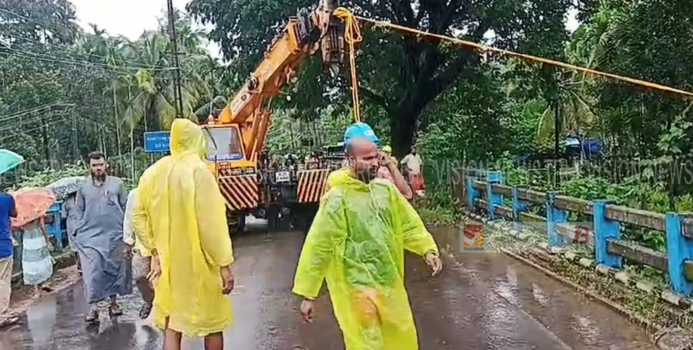 പുഴയിലൂടെ ഒഴുകി വന്ന കൂറ്റൻ മരം എടുത്ത് മാറ്റി