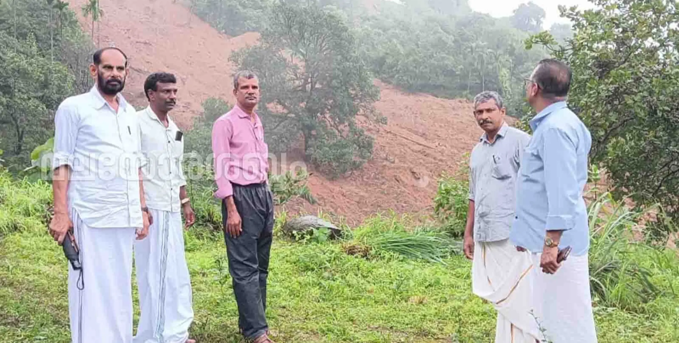 സിപിഐ കിസാൻ സഭ പ്രതിനിധി സംഘം അയ്യൻകുന്ന് പാറക്കാമലയിൽ മണ്ണിടിഞ്ഞ പ്രദേശം സന്ദർശിച്ചു