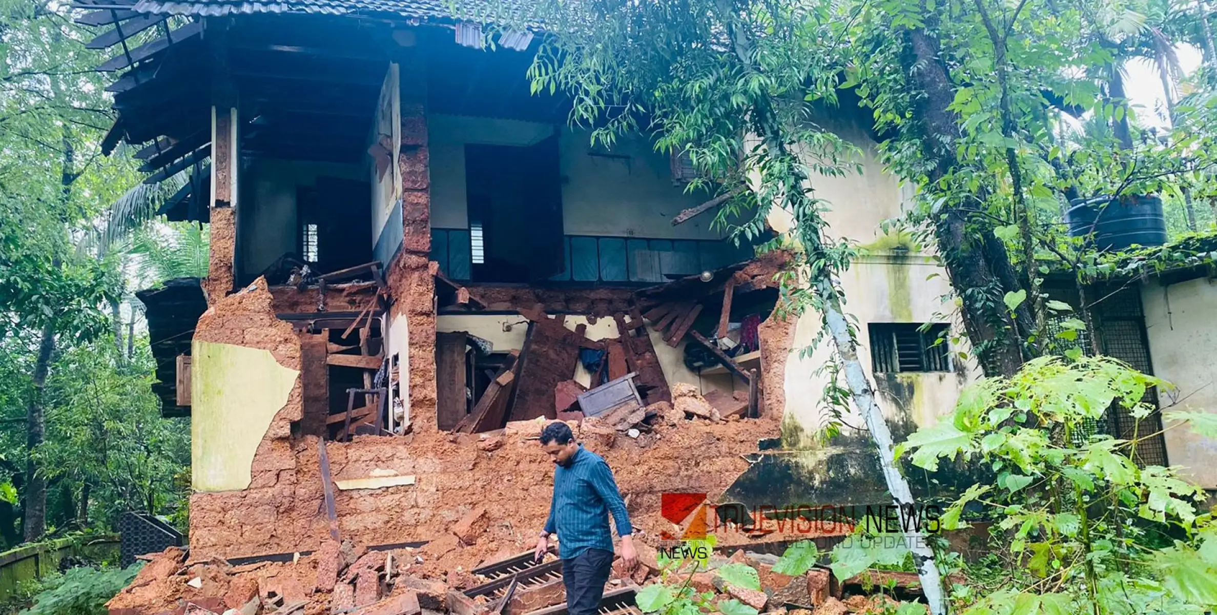 #collapsed | വളയത്ത് വീട്തകർന്നു; ശക്തമായ മഴക്കും കാറ്റിനുമിടെ ഇരുനില വീട് തകർന്നു വീണു