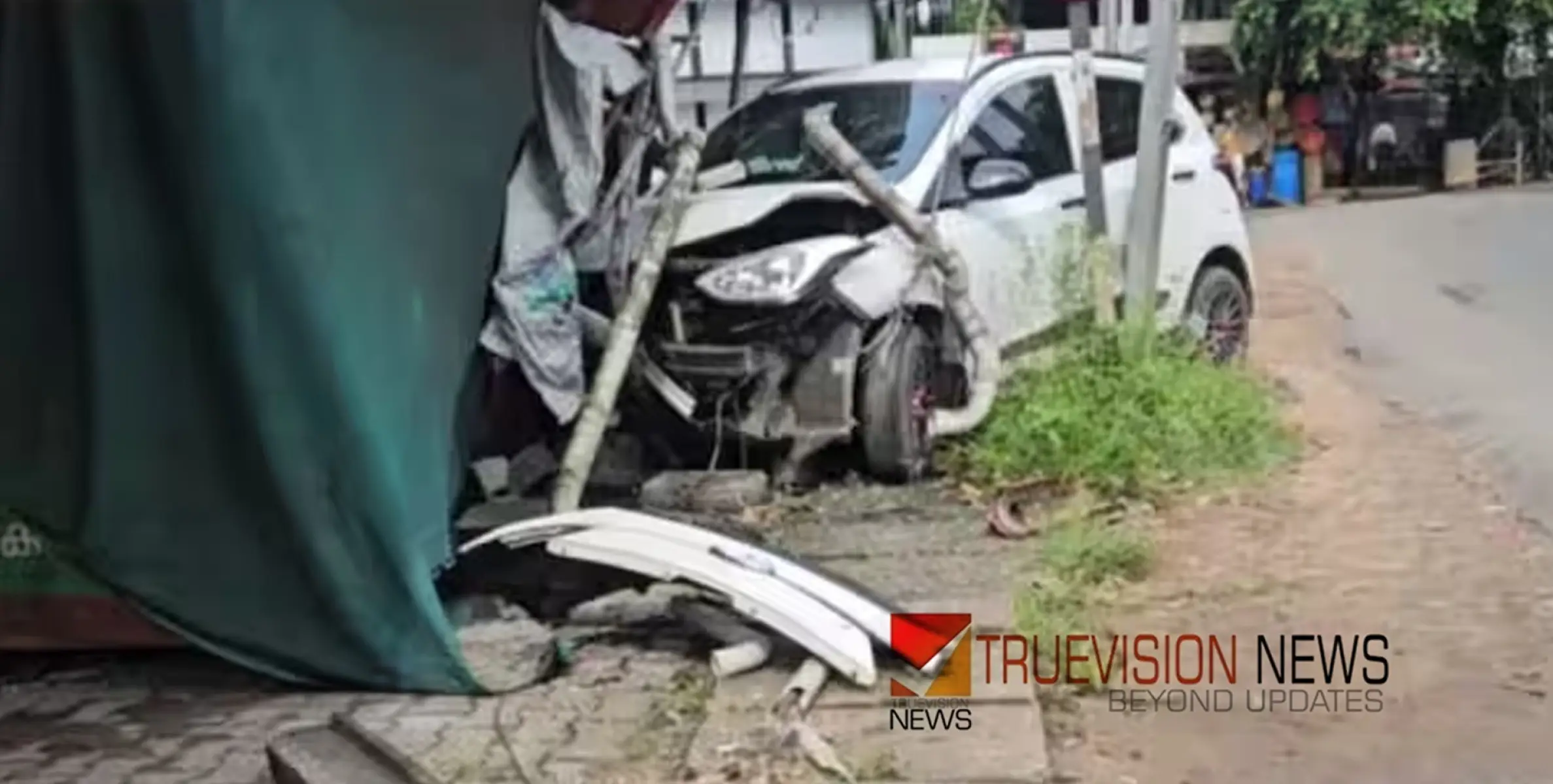 #accident | നിയന്ത്രണം വിട്ട കാർ കടയിലേക്ക് പാഞ്ഞുകയറി; കടയും ഹോട്ടലും വൈദ്യുത പോസ്റ്റും തകർന്നു, ഒരാൾക്ക് പരിക്ക്