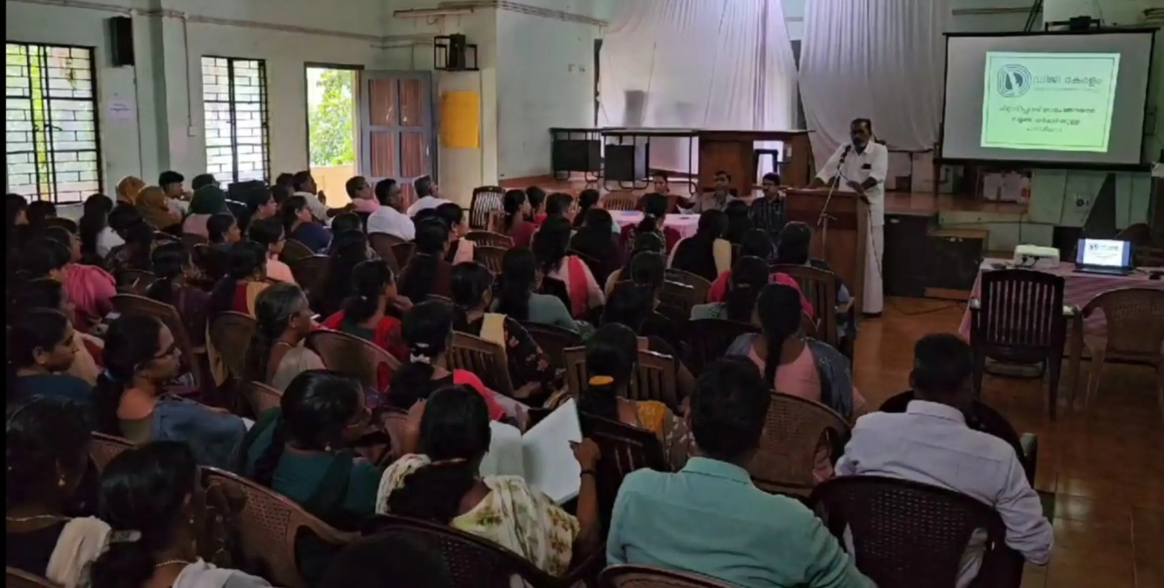 ചിറ്റാരിപ്പറമ്പ് ഗ്രാമപഞ്ചായത്ത് സമ്പൂർണ്ണ ഡിജിറ്റൽ സാക്ഷരത കൈവരിക്കുന്നതിന്റെ ഭാഗമായി വളണ്ടിയർമാർക്ക് പരിശീലനം നൽകി 