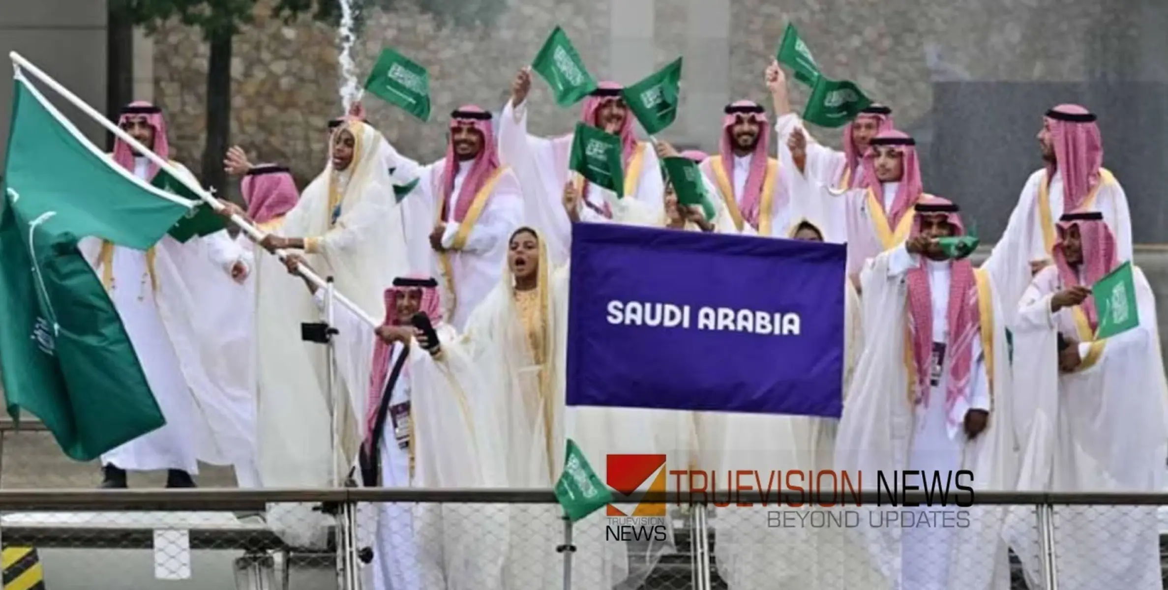 #saudiathletes |  പാരിസ് ഒളിംപിക്സ് ഉദ്ഘാടന ചടങ്ങിൽ ശ്രദ്ധേയമായി സൗദി കായിക താരങ്ങൾ