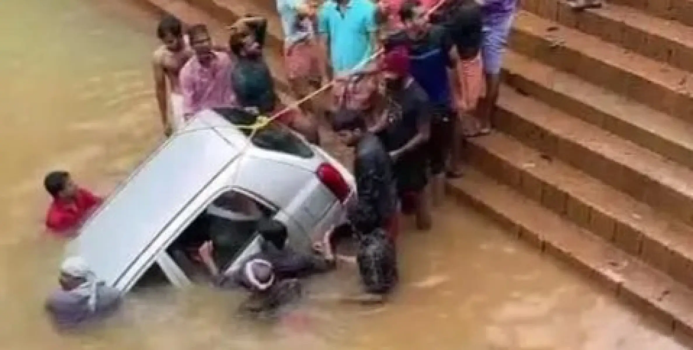 ഇരിട്ടിയിൽ   റോഡരികിൽ നിർത്തിയിട്ട കാർ തനിയെ നിരങ്ങി നീങ്ങി ക്ഷേത്ര കുളത്തിൽ വീണു