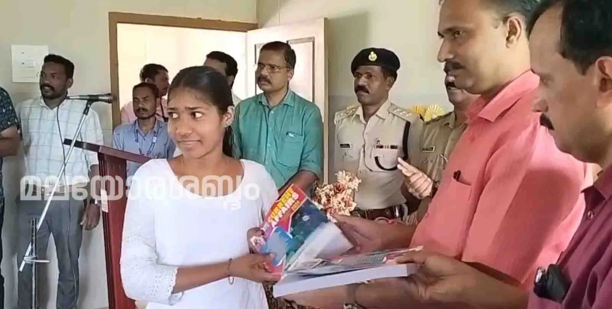 ആറളം ഫാമിലെ പി എസ് സി പരീക്ഷ പരിശീലന ക്യാമ്പിലേക്ക് പുസ്തകങ്ങൾ വിതരണം ചെയ്തു