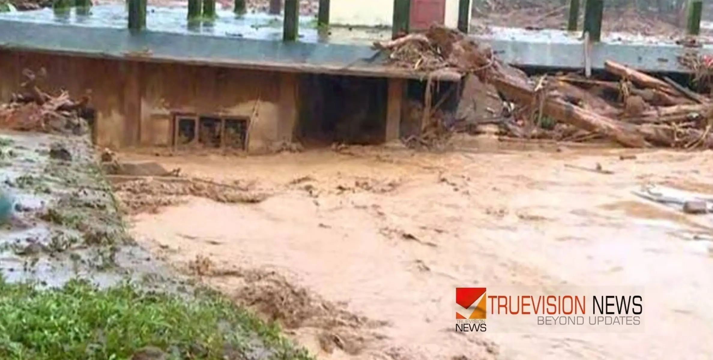 #heavyrain | രക്ഷാപ്രവര്‍ത്തനം നടത്തുന്നതിനിടെ വീണ്ടും മണ്ണിടിച്ചിൽ; വെള്ളാർമല ജിവിഎച്ച്എസ് പൂർണമായി മുങ്ങി, നടുങ്ങി നാട്