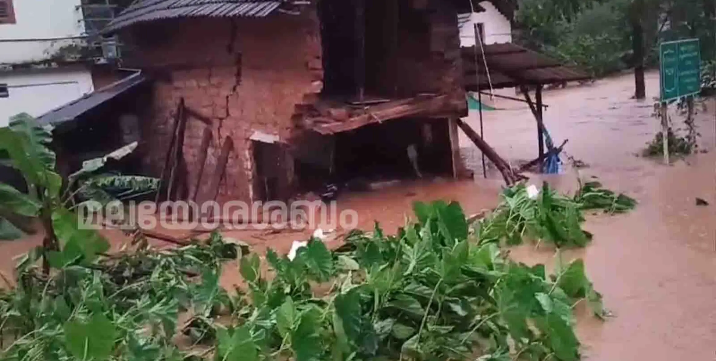 കനത്ത മഴയിൽ കൊട്ടിയൂർ നിടുംപൊയിൽ ഗതാഗത തടസ്സം; പേരാവൂരിൽ വീട് തകർന്നു