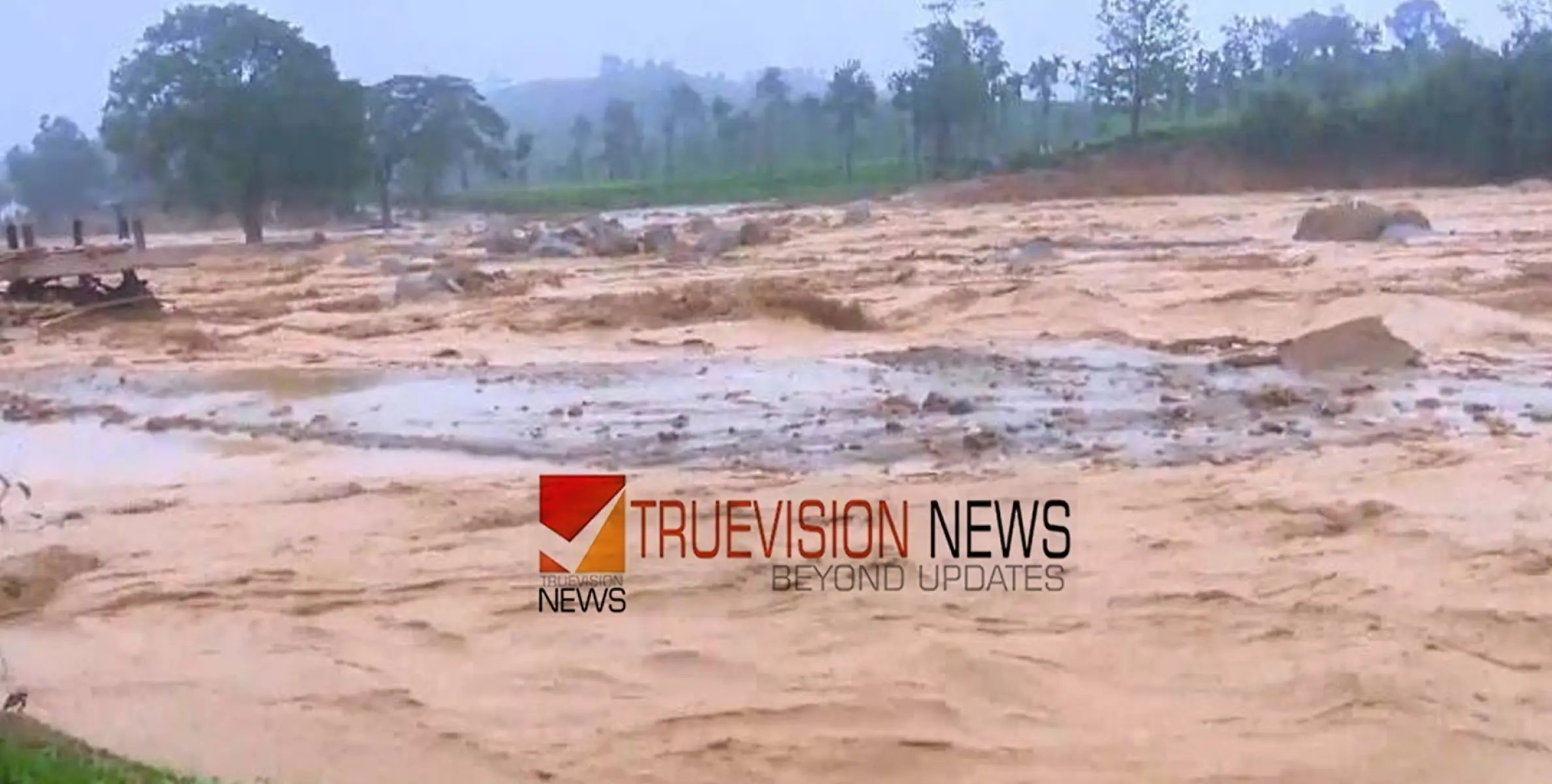 #wayanadMudflow |  ജനവാസമേഖലയിലേക്ക് ഉരുൾപൊട്ടി കുത്തിയൊലിച്ചെത്തി; പുഴ ഗതിമാറി, ചൂരല്‍മലയില്‍ നടുക്കുന്ന കാഴ്ചകള്‍