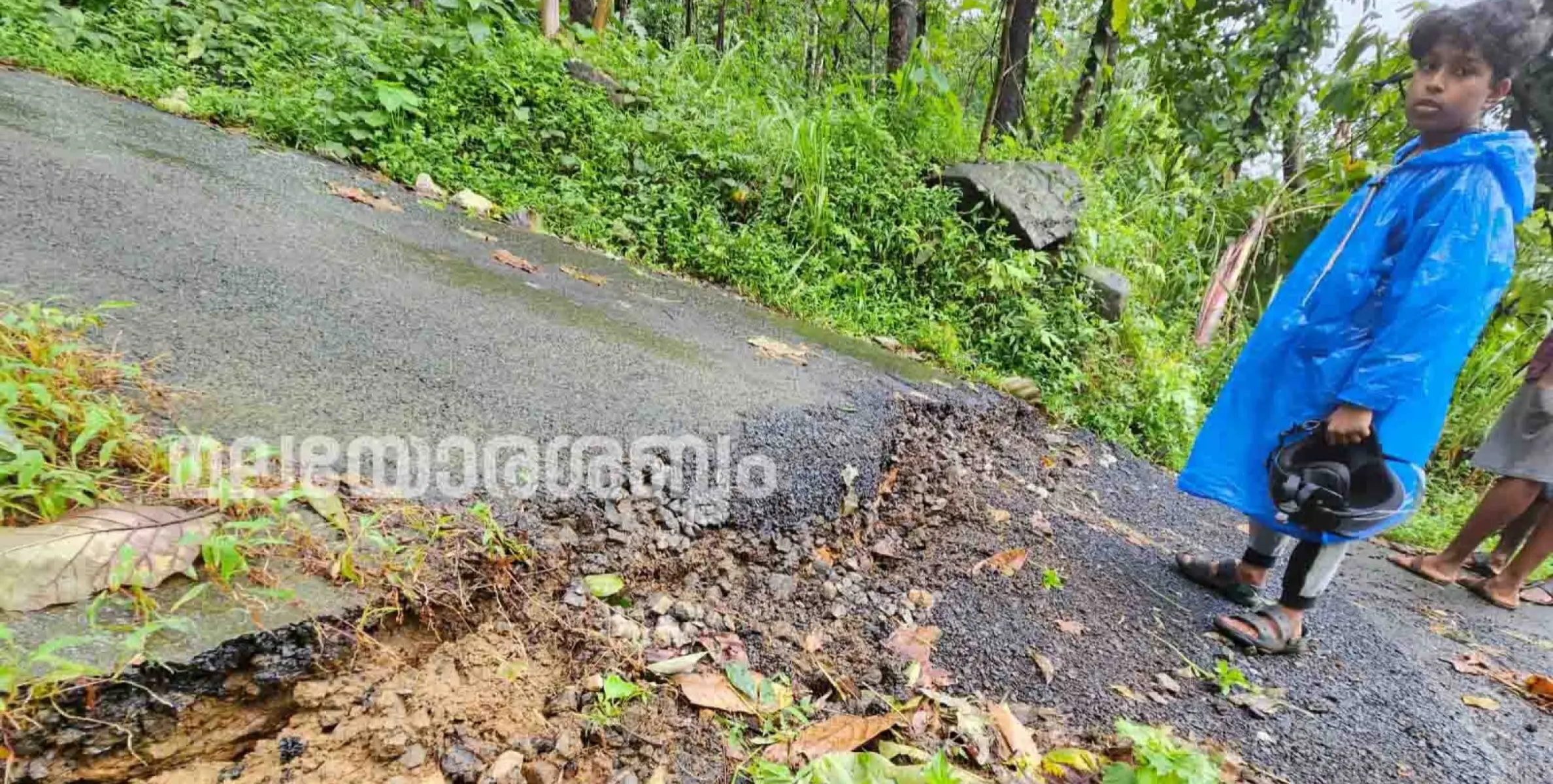 കേളകം ശാന്തിഗിരി കൈലാസംപടിയിൽ ഭൂമിയിൽ വിള്ളൽ വ്യാപിക്കന്നു