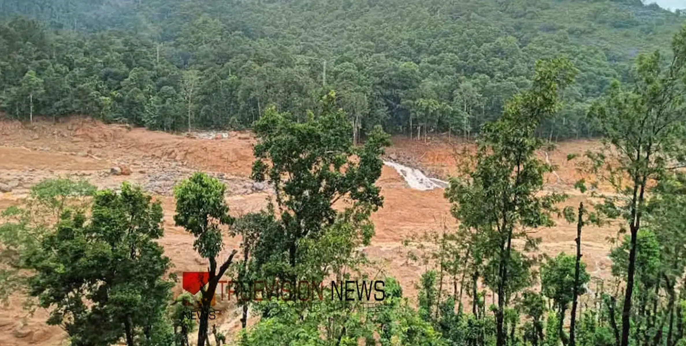 #wayanadmudflow |  'വിളിച്ചപ്പോള്‍ മാറാമെന്ന് അവര്‍ ഞങ്ങളോട് പറഞ്ഞതാണ്, പിന്നീട് കണ്ടില്ല', ഉറ്റവരെ തേടി ആശങ്കയോടെ നാട്ടുകാര്‍