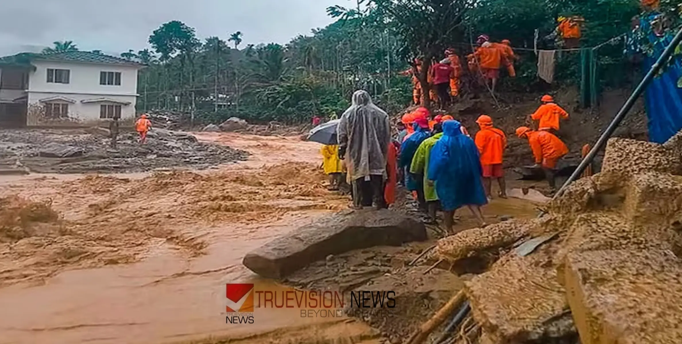 #WayanadMudflow | ഉരുൾപൊട്ടൽ ദുരന്തം: പ്രിയപ്പെട്ടവരെ തിരഞ്ഞ് മേപ്പാടി ഹെൽത്ത് സെന്ററിലേക്ക് ജനപ്രവാഹം 