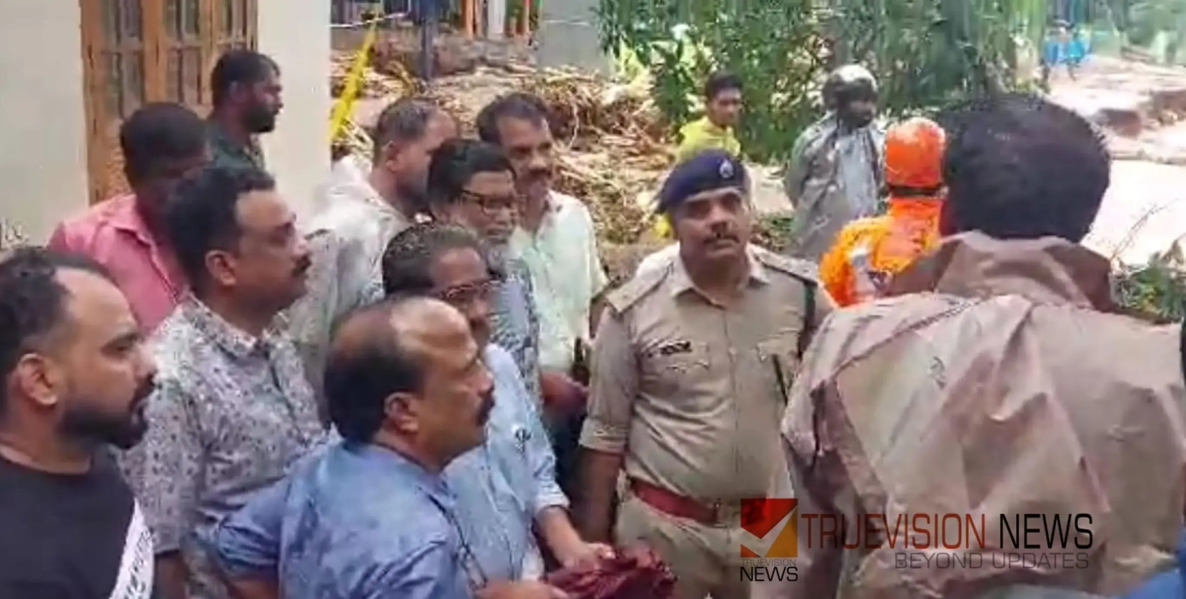 #vilangadmudflow | വിലങ്ങാടിന് കാവലായി; ദുരിതാശ്വാസം ഏകോപിച്ച് ഇ.കെ വിജയൻ എംഎൽഎ ജനപ്രതിനിധികളും സർച്ച കക്ഷി നേതാക്കളും    