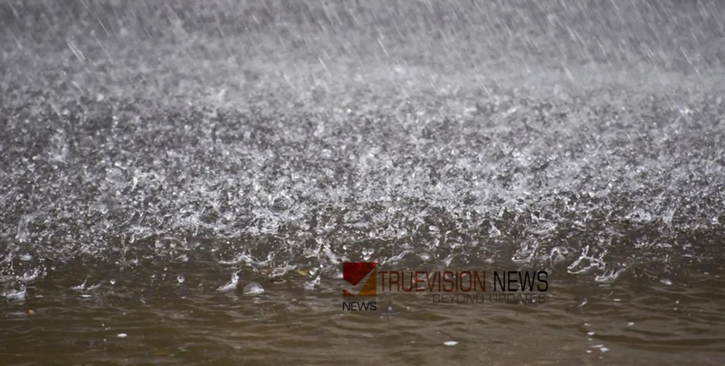 #Landslides  |  തിരുവള്ളൂർ കോട്ടപ്പാറമലയിൽ മണ്ണിടിച്ചിൽ; 8 കുടുംബങ്ങളെ മാറ്റിപ്പാർപ്പിച്ചു