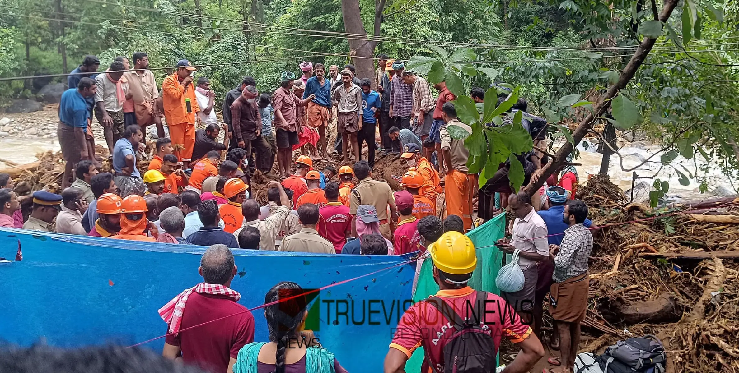 #vilangadmudflow  |  പുഴയോരത്ത് മരത്തിനടിയിൽ കുടുങ്ങിയ മാത്യു  മാസ്റ്ററുടെ മൃതദേഹം  പുറത്തെടുക്കാൻ ശ്രമം തുടങ്ങി