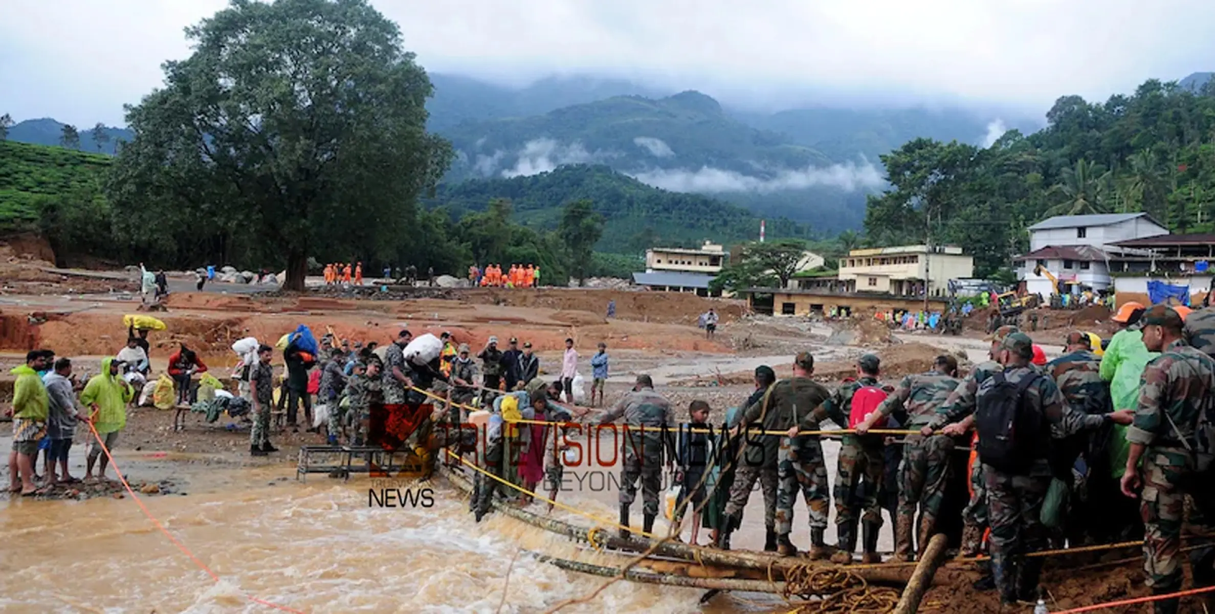 #wayanadMudflow | ദുരന്തഭൂമിയില്‍ അതിശക്തമായ മഴ; അപകടഭീഷണി, രക്ഷാപ്രവര്‍ത്തകരെ പുഞ്ചിരിമട്ടത്തിൽ നിന്ന് തിരിച്ചിറക്കി