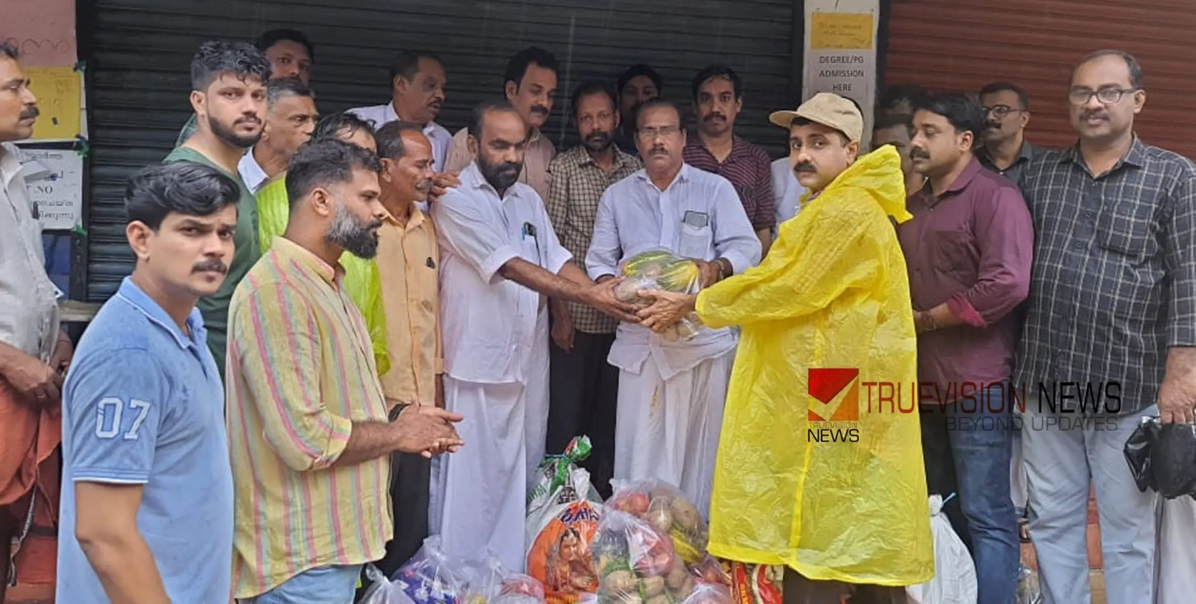 #reliefcamp |  ഒപ്പമുണ്ട് കെ.പി.എസ്.ടി.എ  അവശ്യ വസ്തുക്കളുമായി അധ്യാപകർ ദുരിതാശ്വാസ ക്യാമ്പിൽ