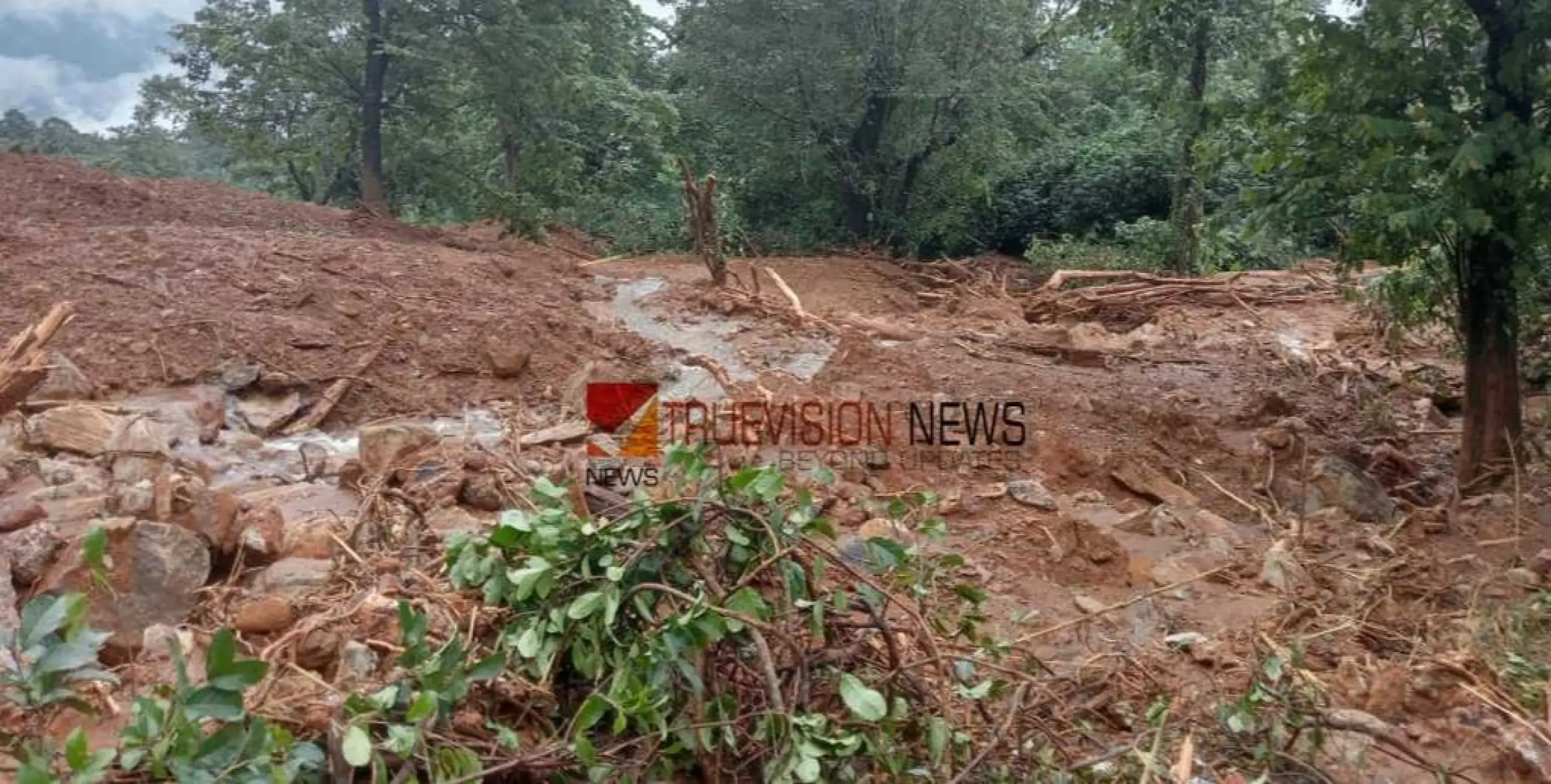 വിലങ്ങാടിന് പുറമെ തൊട്ടടുത്ത ആയോട് മലയിലും ഉരുൾപൊട്ടി ; വളയത്തും,  ചെക്യാടും മുപ്പത്തിയഞ്ചോളം കുടുംബങ്ങളെ മാറ്റി പാർപ്പിച്ചു 