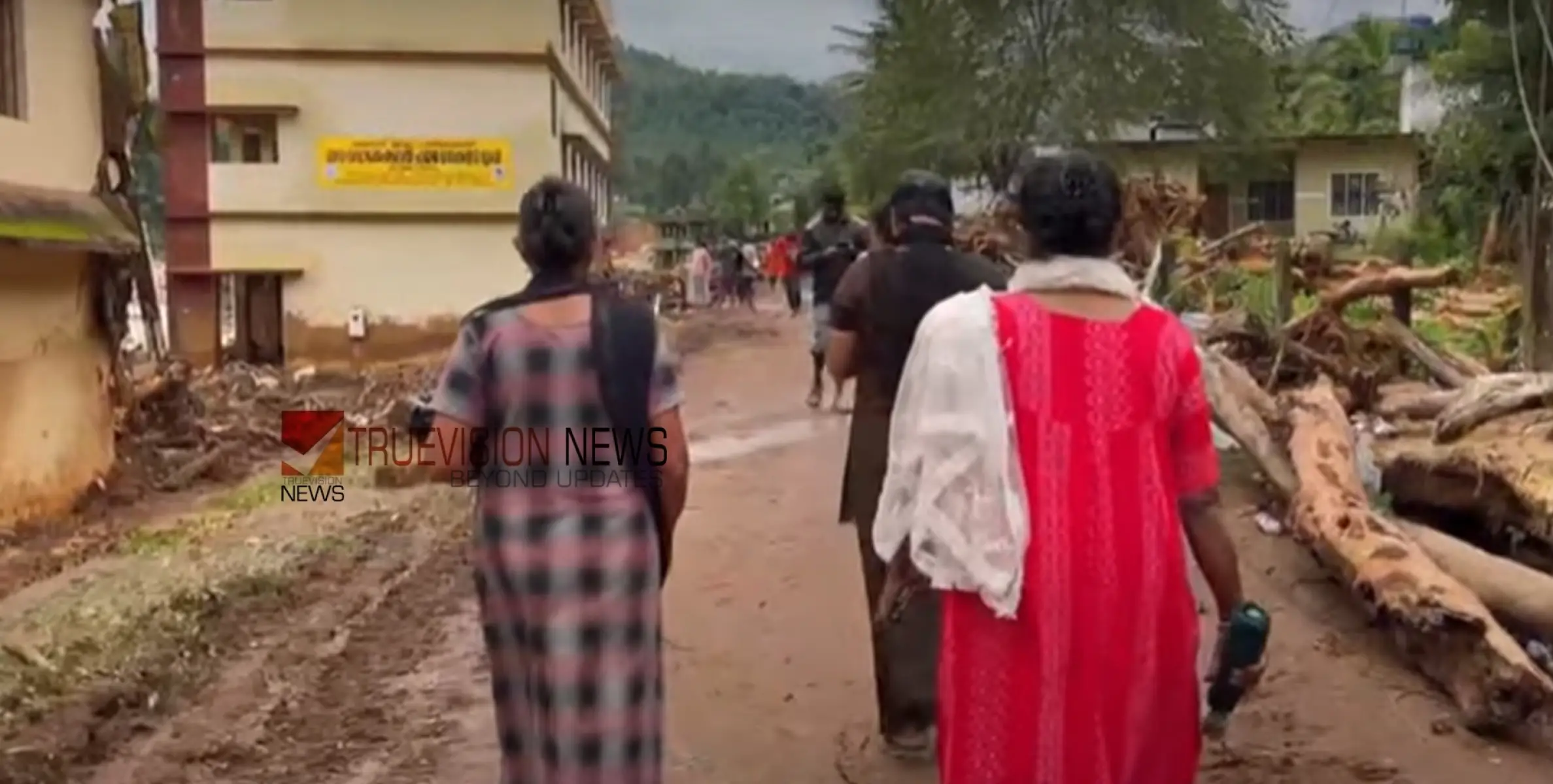 #Wayanadmudflow | 'ജനിച്ച നാടും പഠിച്ച സ്കൂളുമാണിത്, മരിച്ചവരെല്ലാം കൂടപ്പിറപ്പുകൾ; കിടന്നുറങ്ങാൻ ഇനി പേടിയാണ്' 