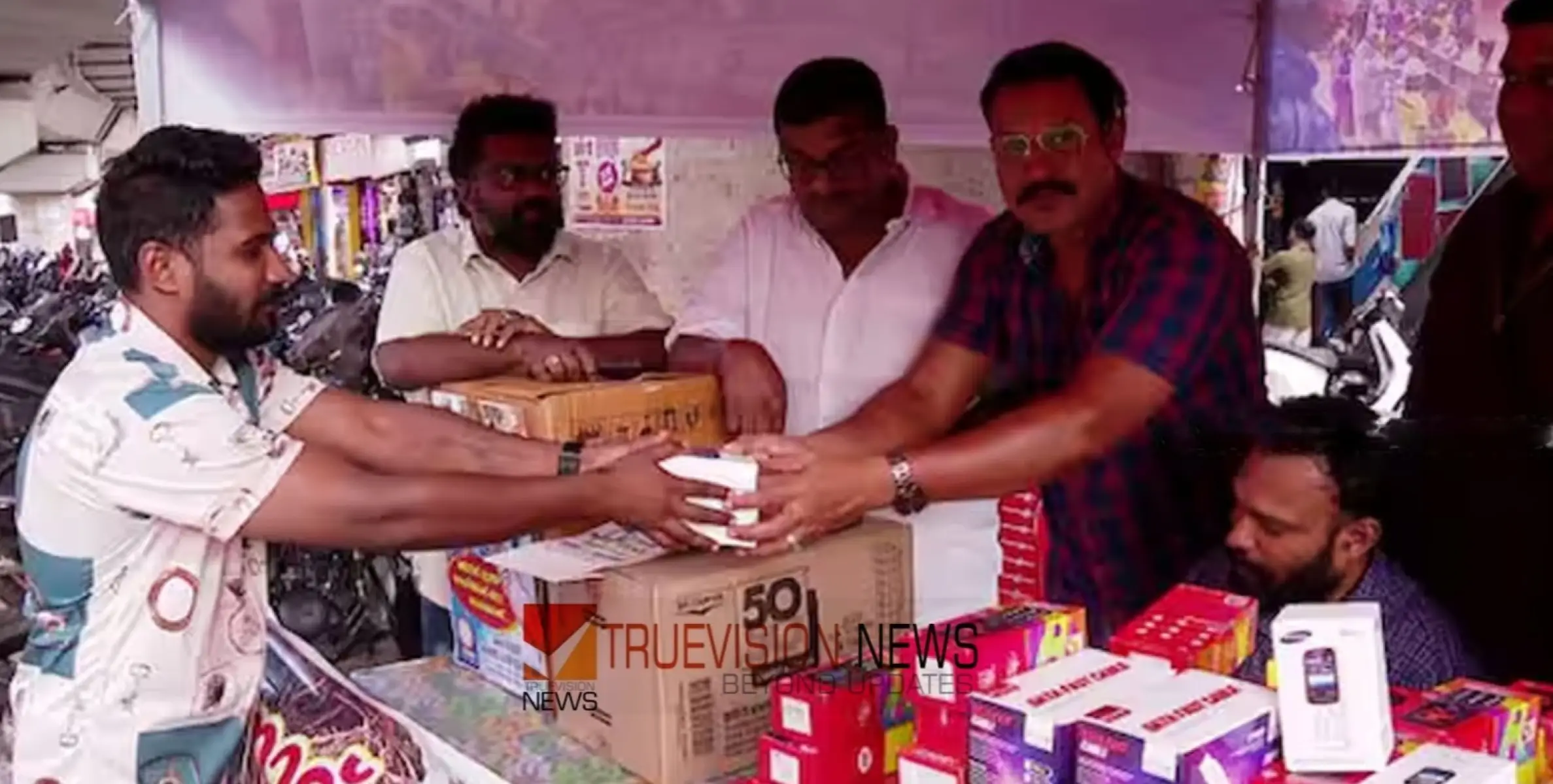 #wayanadmudflow |  വയനാട് ദുരന്തം: ദുരിതാശ്വാസ ക്യാംപുകളിലേക്ക് മൊബൈൽ ഫോണുകളും സിം കാര്‍ഡുകളും എത്തിക്കാൻ മൊബൈൽ വ്യാപാരികൾ