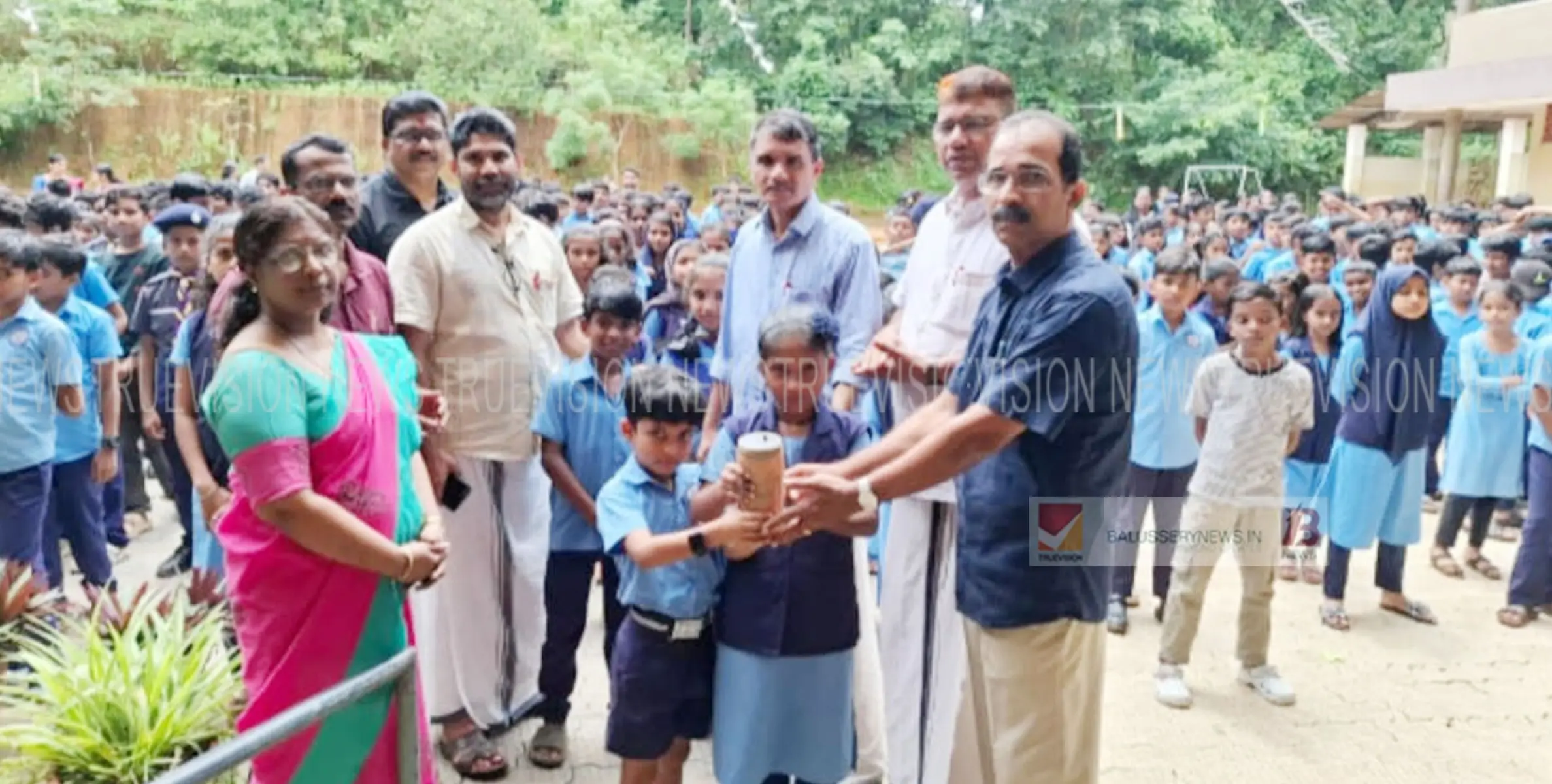 സൈക്കിൾ വാങ്ങാൻ വെച്ച സമ്പാദ്യം വയനാട് ദുരിതബാധിതർക്കായിസംഭവന ചെയ്ത് വിദ്യാർത്ഥികൾ