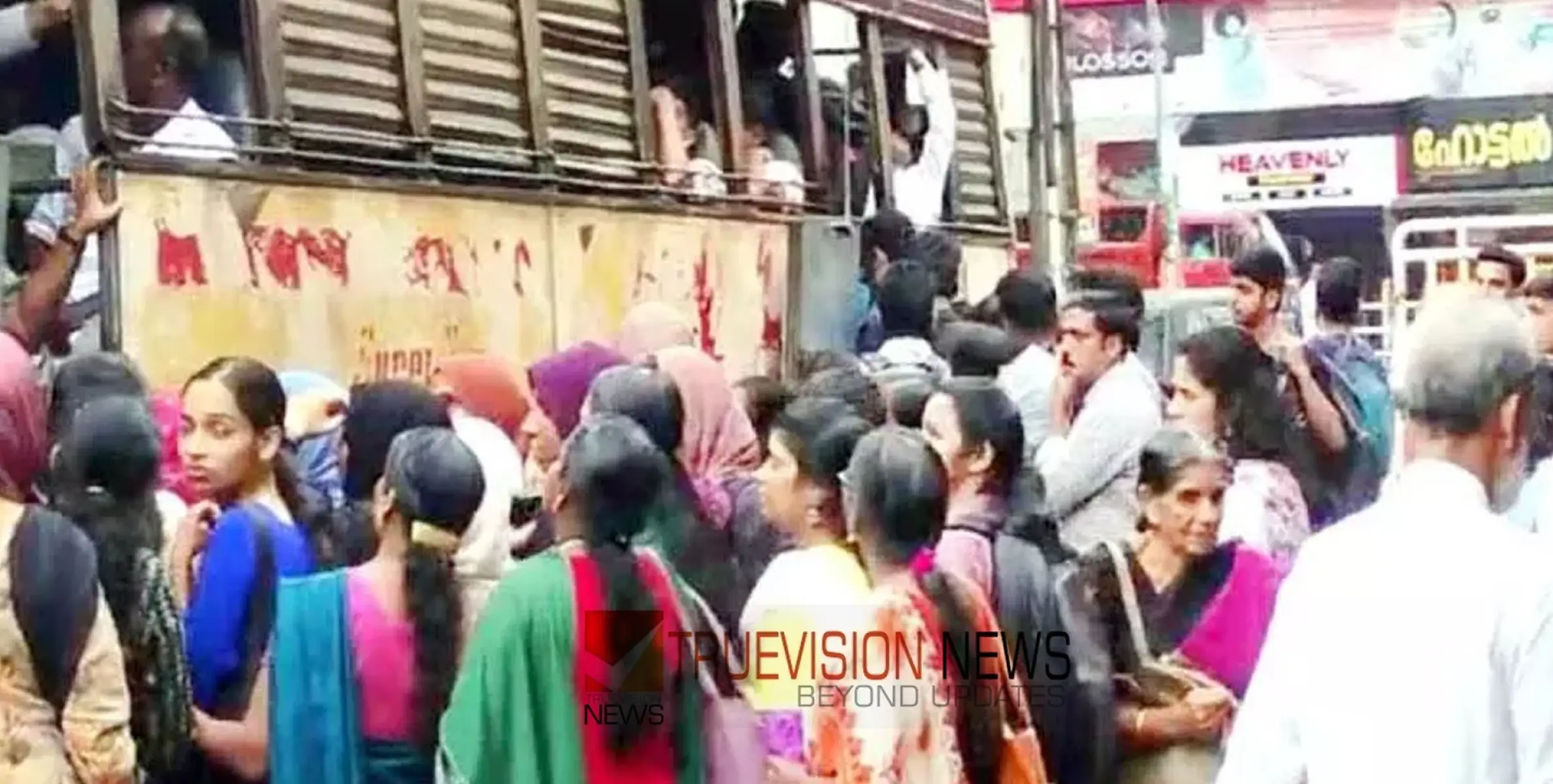 #Busstrike | കുറ്റ്യാടി കോഴിക്കോട് റൂട്ടിലെ സ്വകാര്യ ബ​സ് പ​ണി​മു​ട​ക്ക്: യാ​ത്ര​ക്കാ​ർ ദു​രി​ത​ത്തി​ൽ; അ​ന​ക്ക​മി​ല്ലാ​തെ അ​ധി​കൃ​ത​ർ