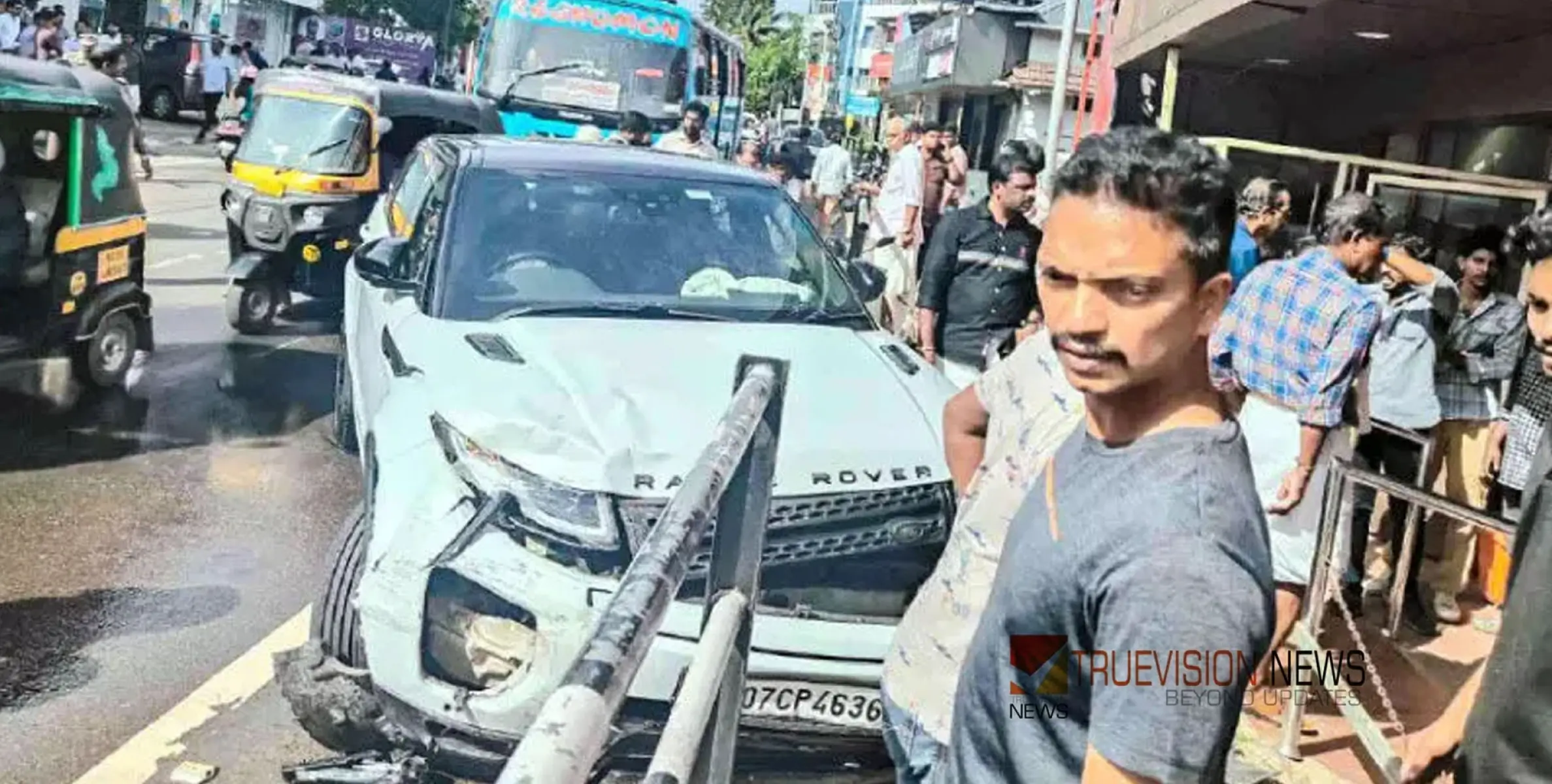 #accident |  മ​ദ്യ​ല​ഹ​രി​യി​ല്‍ യു​വാ​വ് ഓടിച്ച കാർ കൂട്ടിയിടിച്ച് അപകടം; മൂ​ന്ന് പേ​ർ​ക്ക് പരിക്ക് 