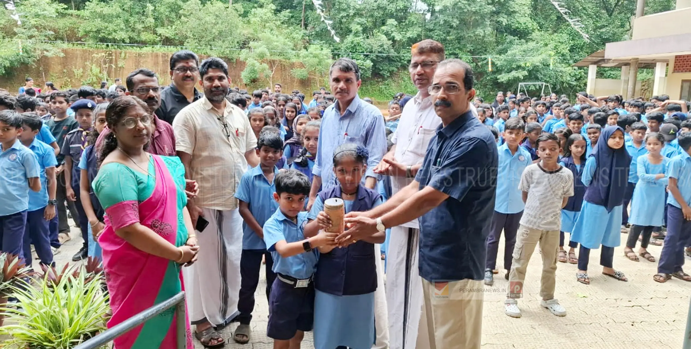 സൈക്കിള്‍ വാങ്ങാന്‍ വെച്ച സമ്പാദ്യം വയനാട് ദുരിത ബാധിതര്‍ക്കായി സംഭാവന ചെയ്ത് വിദ്യാര്‍ത്ഥികള്‍ 