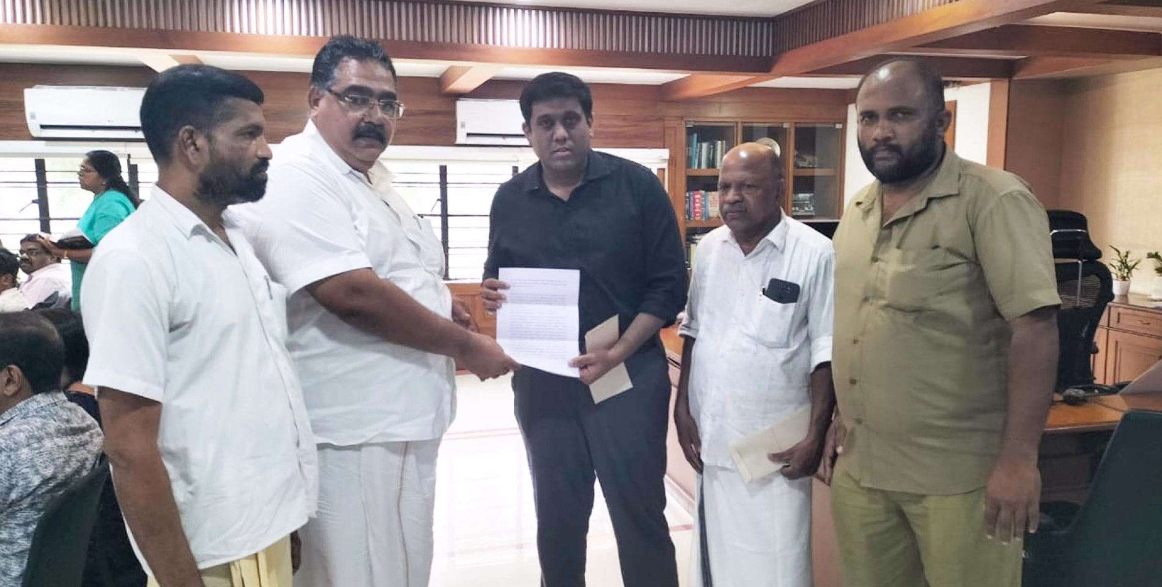 അശാസ്ത്രീയ ഗതാഗത നീയന്ത്രണം,ഉദ്യോഗസ്ഥ പീഡനം അവസാനിപ്പിക്കുക;സി ഐ ടി യു കളക്ടർക്ക് നിവേദനം നല്‌കി