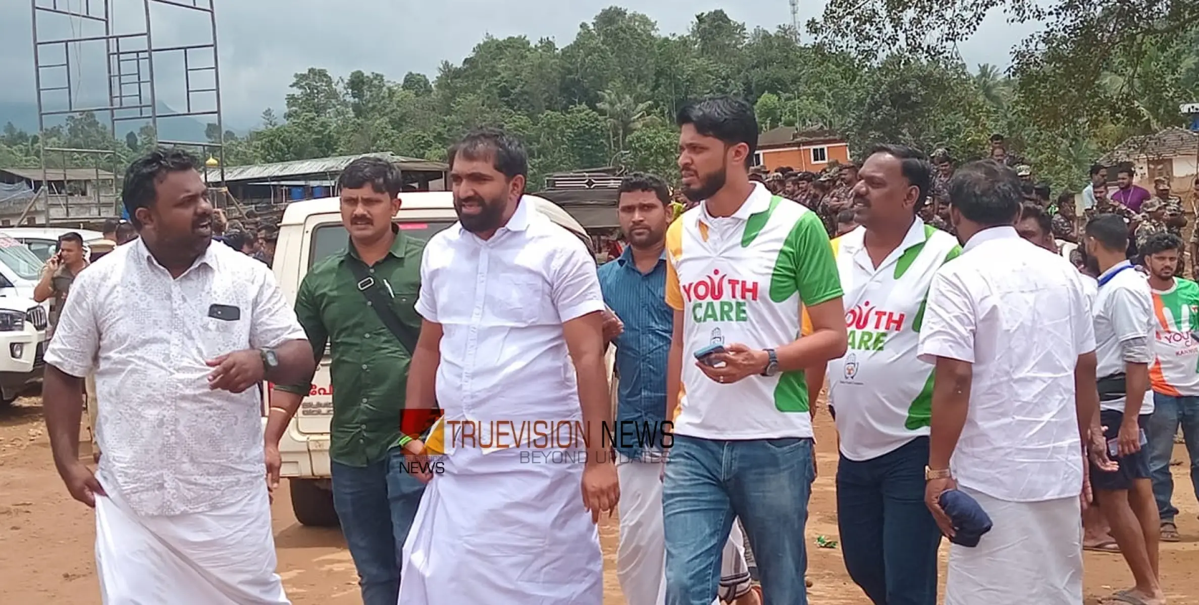 #Wayanadlandslide | ദുരന്ത മുഖത്ത് പുതുപ്പള്ളി എംഎൽഎ; വയനാട് ഉരുൾപൊട്ടൽ മേഖല സന്ദർശിച്ച് ചാണ്ടി ഉമ്മൻ 