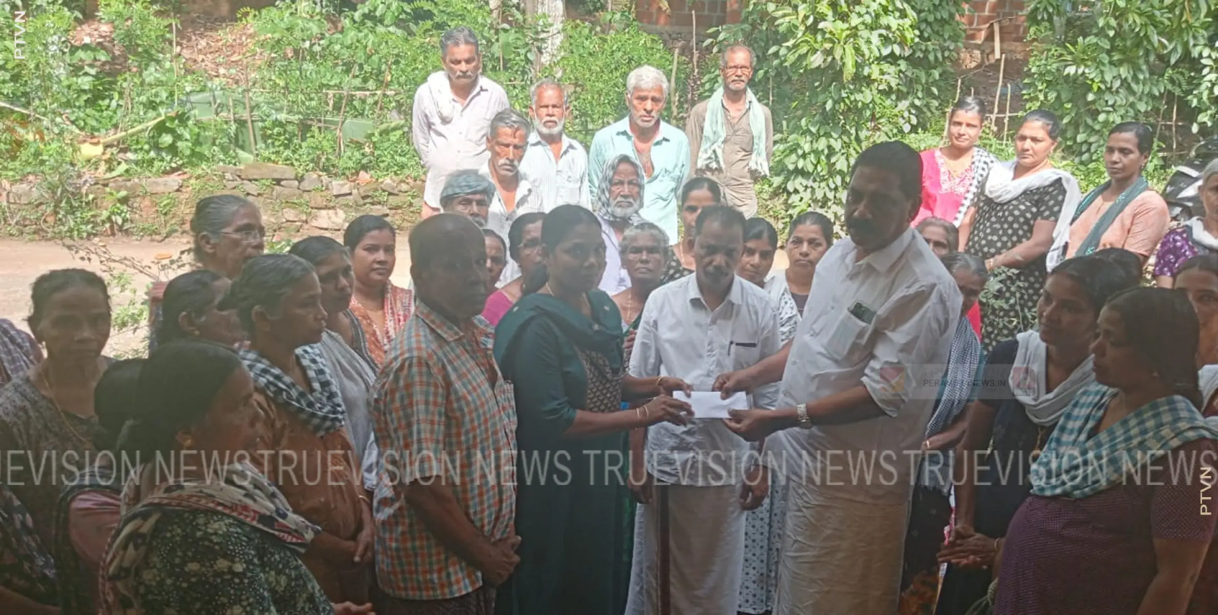 തൊഴിലുറപ്പ് തൊഴിലാളികള്‍ മുഖ്യമന്ത്രിയുടെ ദുരിതാശ്വാസ നിധിയിലേക്ക് സംഭാവന നല്കി 