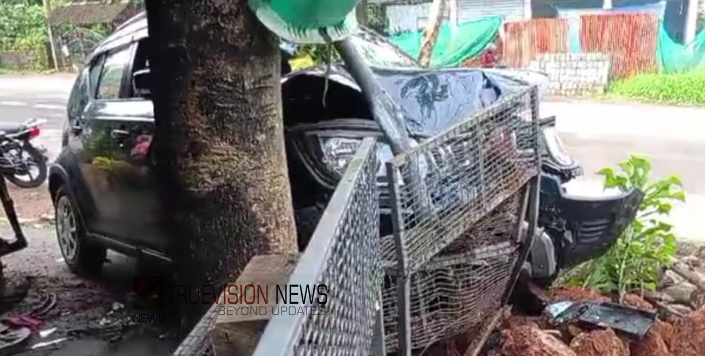 #ACCIDENT | ഡ്രൈവിങ്ങിനിടെ ഉറങ്ങിപ്പോയി; നിയന്ത്രണം വിട്ട കാർ കടയിലേക്ക് ഇടിച്ച് കയറി രണ്ട് പേർക്ക് പരിക്ക് 