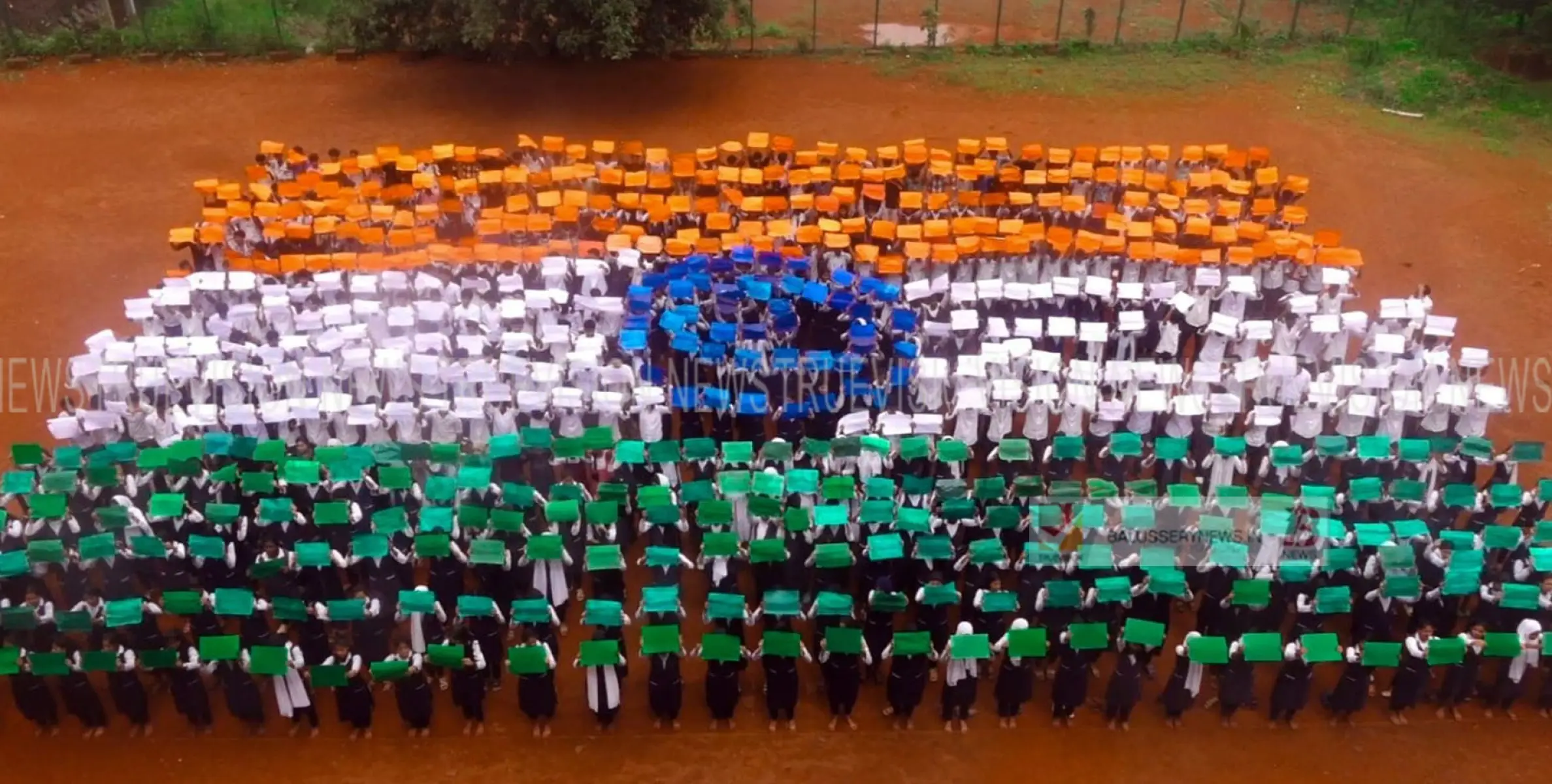 സാഭിമാനം ഭാരതം കോക്കല്ലൂർ സർക്കാർ വിദ്യാലയ മുറ്റത്ത് ദേശീയ പതാകയുടെ ദൃശ്യരൂപമൊരുക്കി കുട്ടികൾ