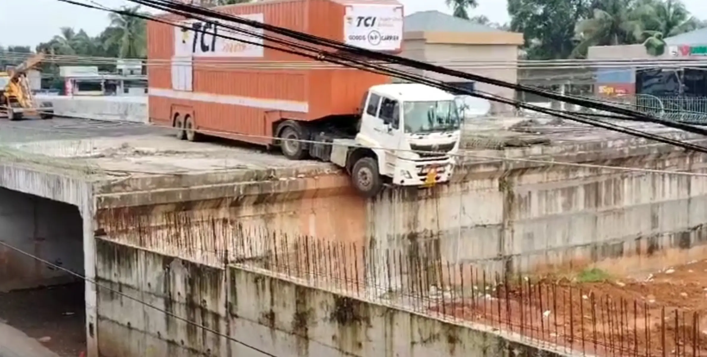 കണ്ടെയ്നർ ലോറി റോഡ് മാറി ഓടി, അടിപ്പാതയുടെ മുകളിൽ കാബിൻ കുടുങ്ങി ; വൻ അപകടം ഒഴിവായി