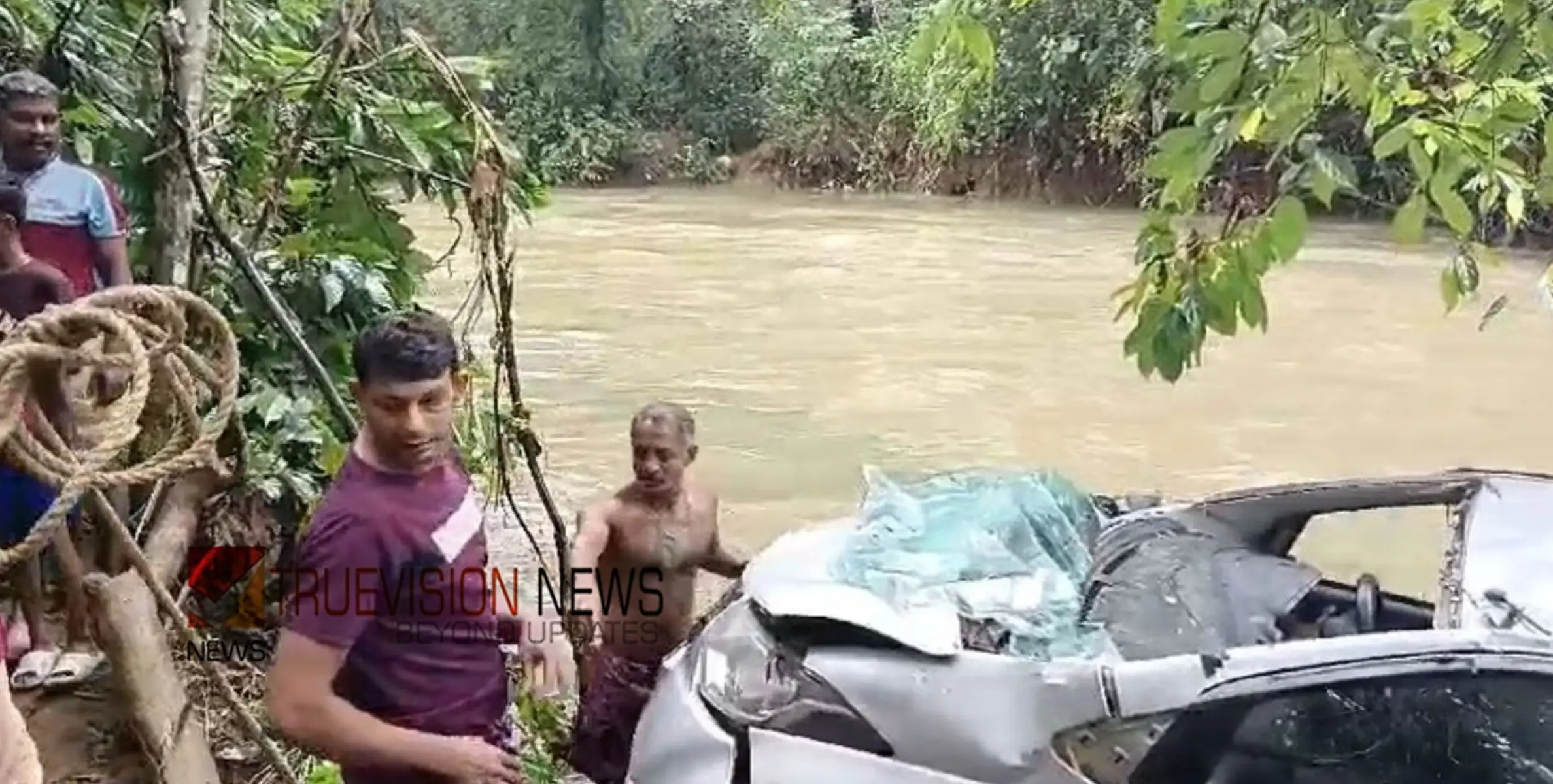 #heavyrain |  അതിശക്തമായ മഴ; വെളളപ്പൊക്കത്തിൽ കാര്‍ ഒഴുകിപ്പോയി, വൈദികൻ രക്ഷപ്പെട്ടത് അത്ഭുതകരമായി