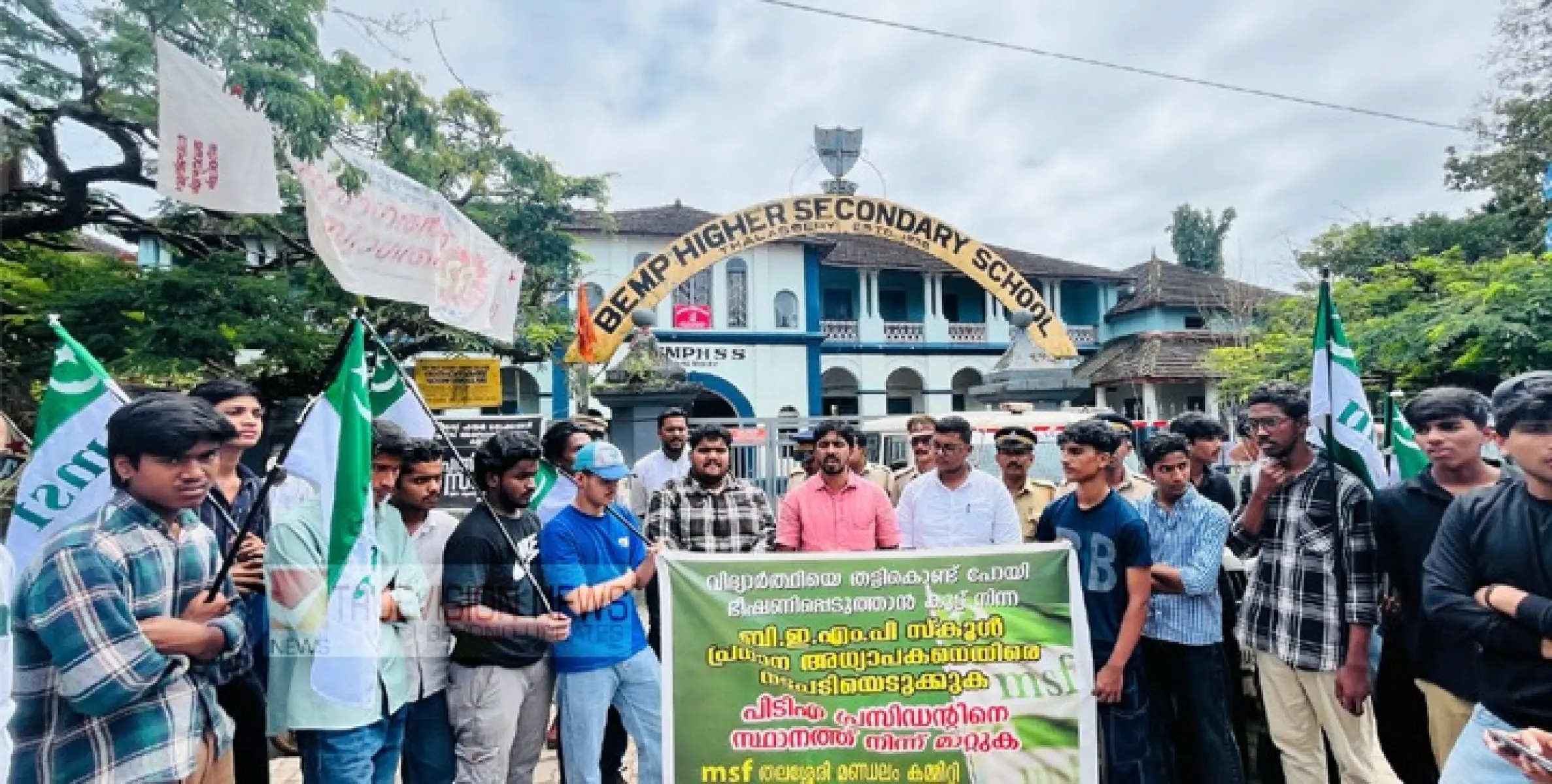 ഇലക്ഷൻ അട്ടിമറിക്കാൻ കൂട്ട് നിന്ന പ്രധാനധ്യാപകനെതിരെ നടപടി വേണം ; തലശേരിയിൽ ബി ഇ എം പി സ്കൂളിലേക്ക്  എംഎസ്എഫ് പ്രതിഷേധ മാർച്ച് നടത്തി