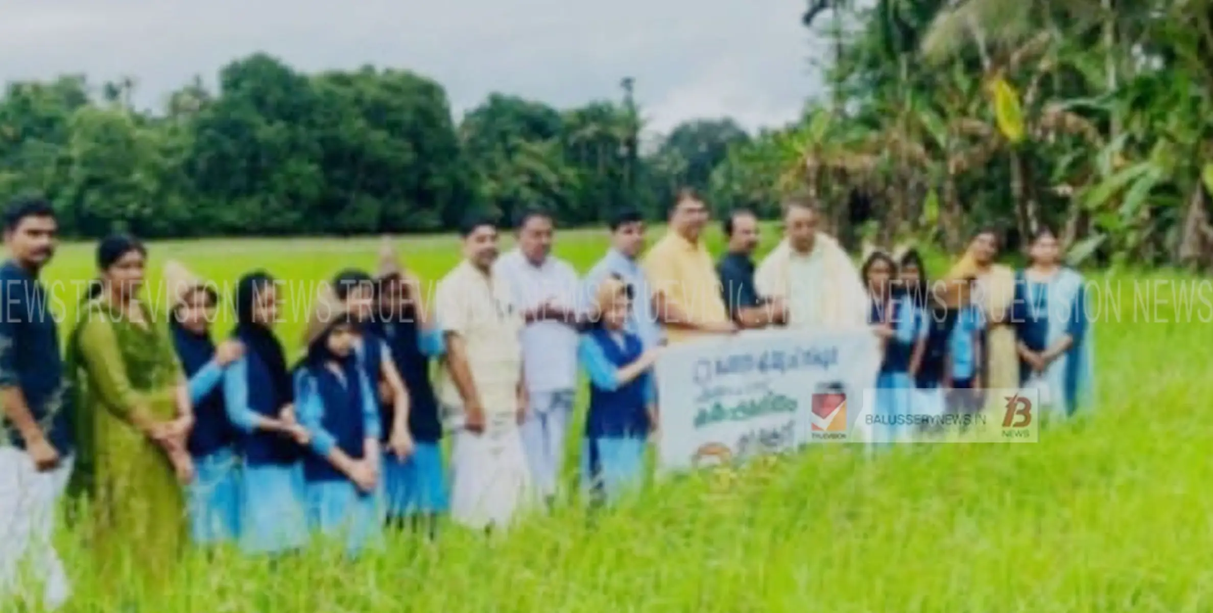 കർഷക ദിനത്തിൽ കർഷകന്റെ പാടത്ത് എത്തി ആദരിച്ച് പേരാമ്പ്ര എ. യു.പി സ്കൂൾ വിദ്യാർത്ഥികൾ