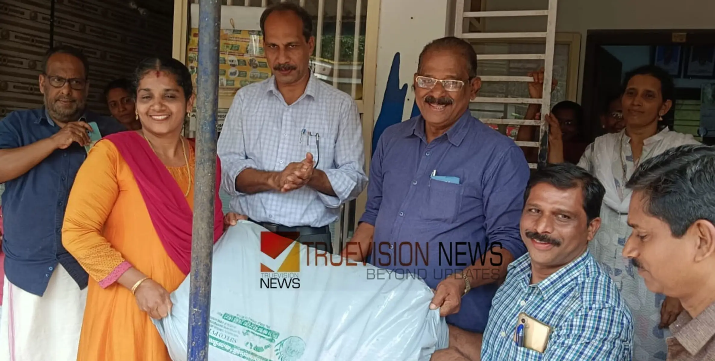 #vilangadlandslide | സൗജന്യ വിതരണം; വിലങ്ങാട് മേഖലയിലെ ക്ഷീര കർഷകർക്ക് ക്ഷീര സംഘങ്ങളുടെ കൈത്താങ്ങ്