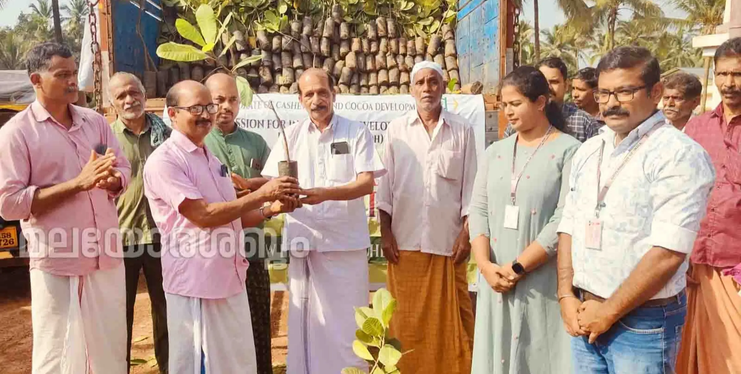 'കശുമാവ് പുതുകൃഷി' പദ്ധതിയുടെ ഇരിട്ടി ബ്ലോക്ക് തല വിതരണം കരിക്കോട്ടക്കരിയിൽ വച്ച് നടന്നു