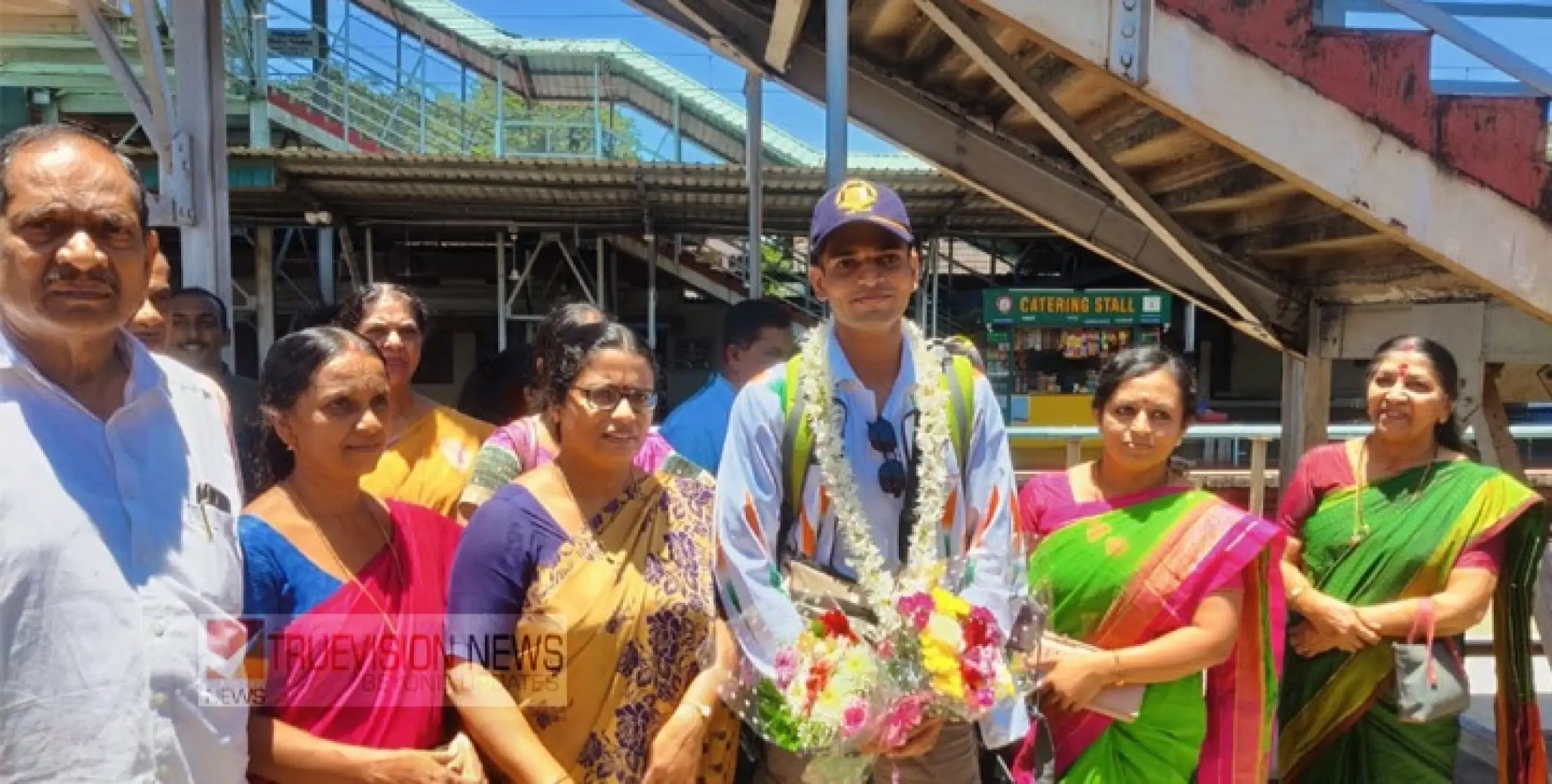 വിയറ്റ്നാമിൽ യൂത്ത് എക്സ്ചേഞ്ച് പ്രോഗ്രാമിൽ പങ്കെടുത്ത  സീനിയർ അണ്ടർ ഓഫീസർ ആകാംക്ഷ് എസ്.  അശോകിന് എരഞ്ഞോളി പഞ്ചായത്ത് റെയിൽവേ സ്റ്റേഷനിൽ  സ്വീകരണം നൽകി.