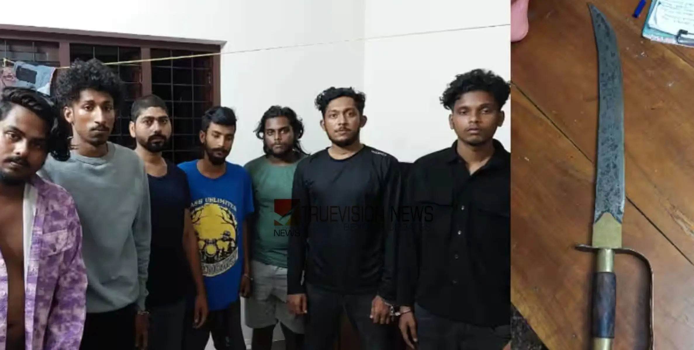 #Arrest | കിടങ്ങന്നൂരിലെ ഫ്ലാറ്റിൽ പാതിരാത്രിയും ആളനക്കം, വളഞ്ഞ് പൊലീസ്; വടിവാളും കഞ്ചാവുമായി പിടിയിലായത് ഏഴംഗ സംഘം