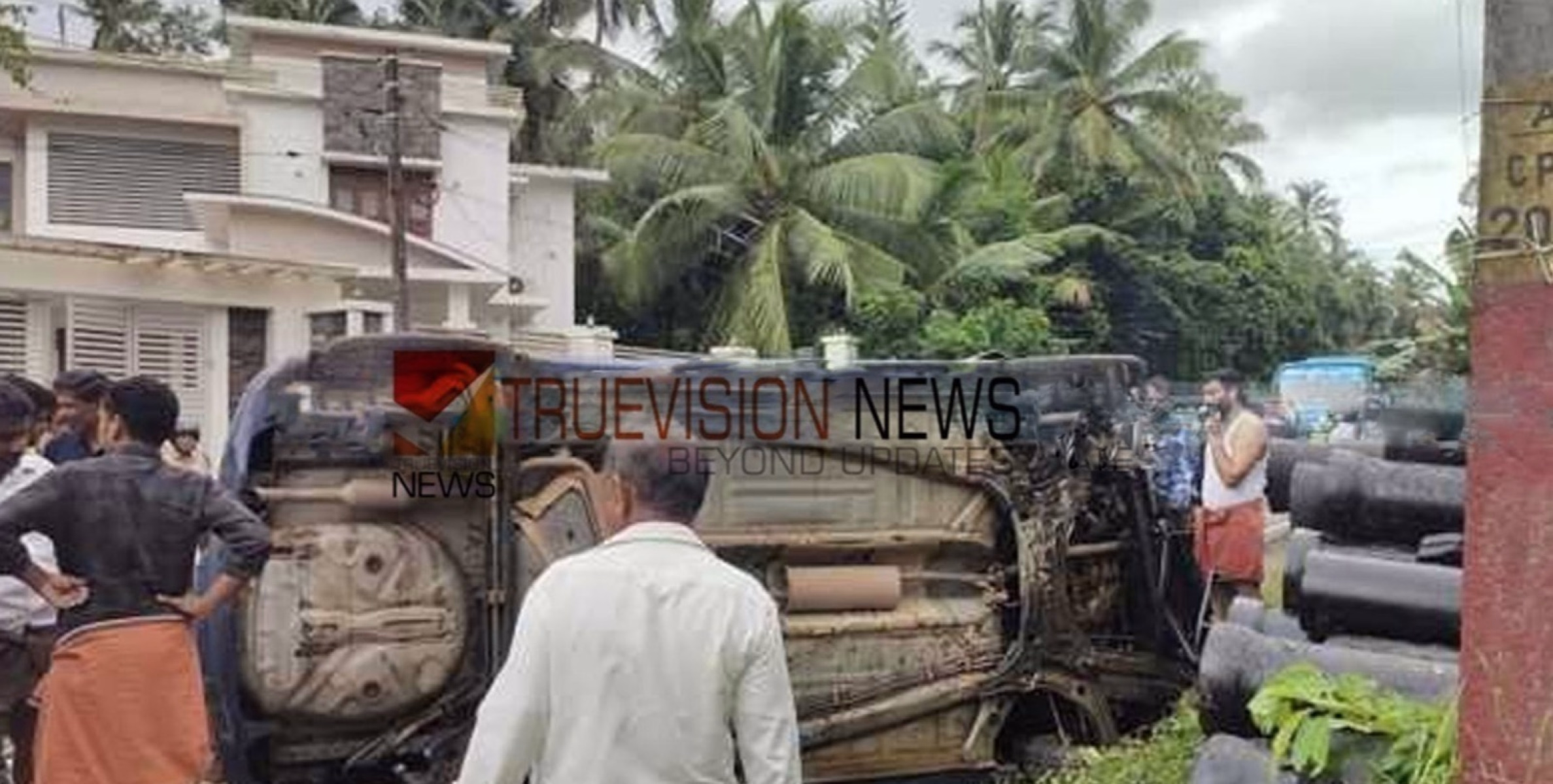 #Accident | വാഹനാപകടം; അഴിയൂരിൽ നിയന്ത്രണം വിട്ട കാർ ജലനിധി പൈപ്പിലേക്ക് ഇടിച്ചുകയറി