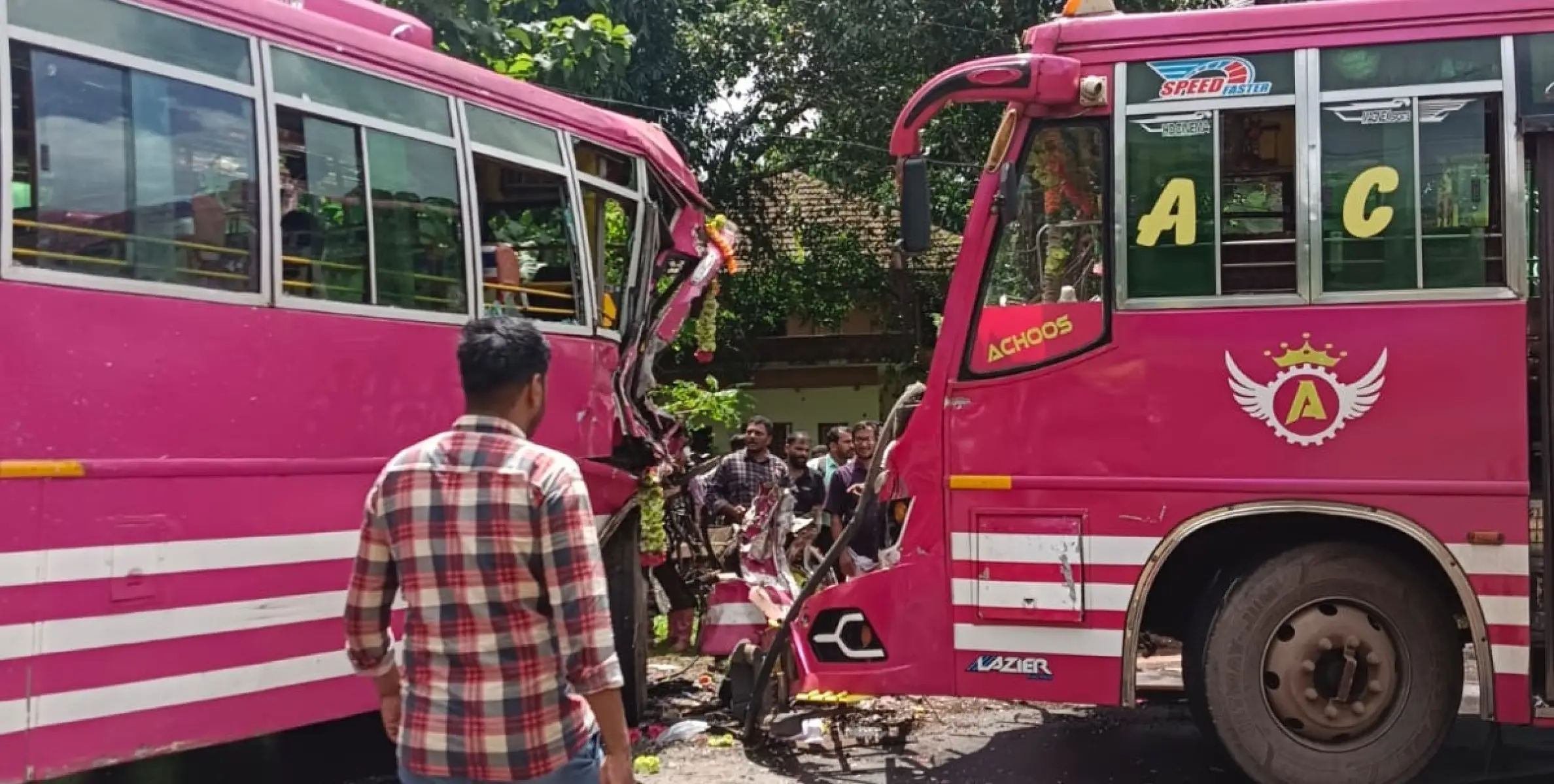 തളിപ്പറമ്പ് ഏഴാം മൈലിൽ ബസ്സുകൾ കൂട്ടിയിടിച്ച് അപകടം: നിരവധി യാത്രക്കാർക്ക് പരിക്ക്