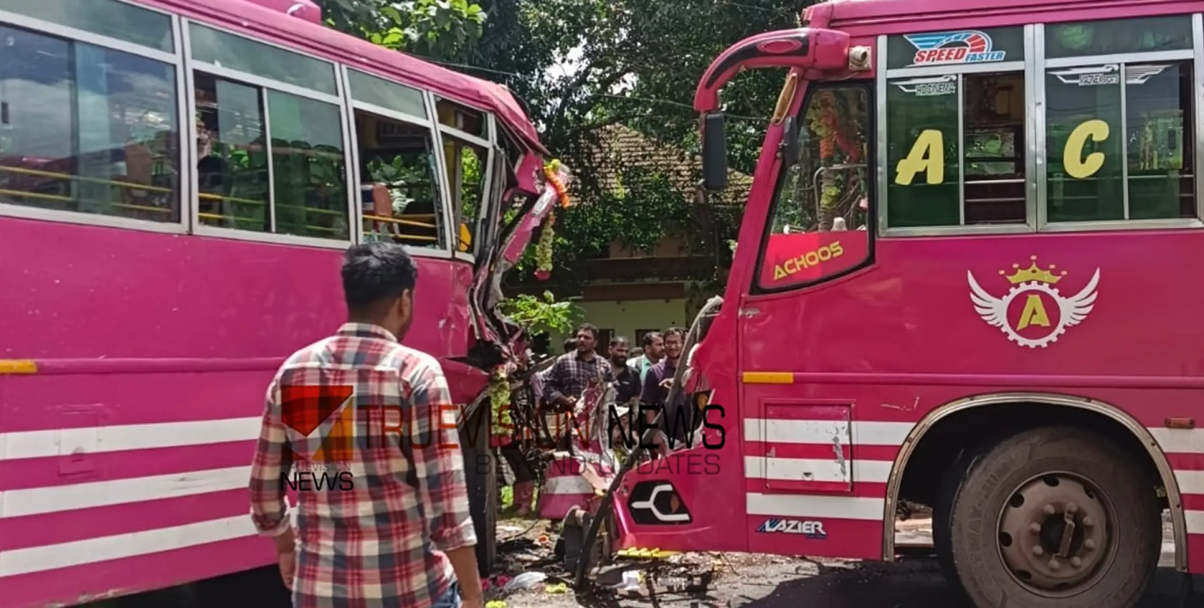 #accident | തളിപ്പറമ്പ് ഏഴാം മൈലിൽ ബസ്സുകൾ കൂട്ടിയിടിച്ച് അപകടം: നിരവധി യാത്രക്കാർക്ക് പരിക്ക്