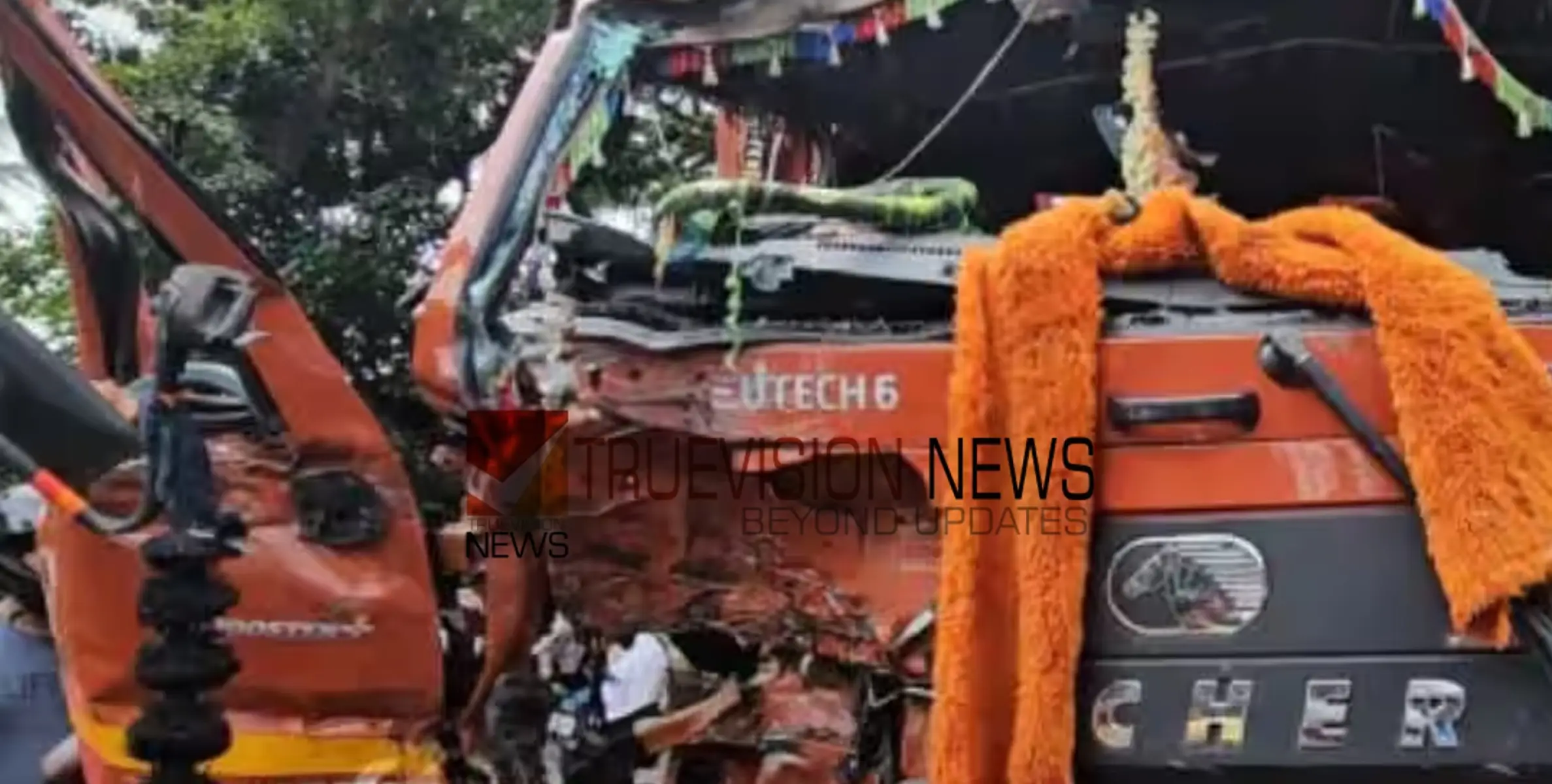 #accident | ലോറിയും സ്വകാര്യ ബസും കൂട്ടിയിടിച്ച് അപകടം; ലോറി ഡ്രൈവർക്ക് ദാരുണാന്ത്യം 