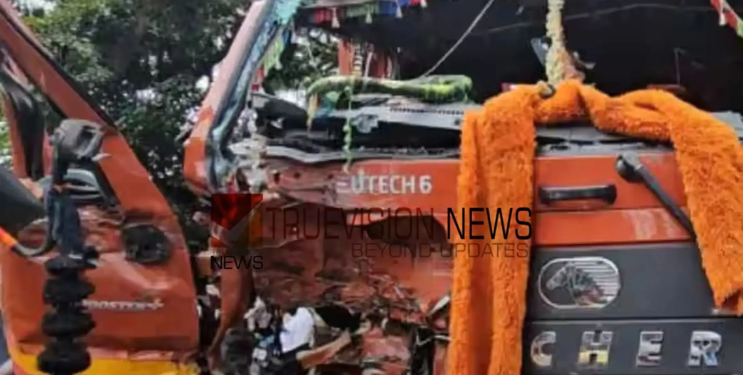 #accident |  സ്വകാര്യ ബസും ലോറിയും കൂട്ടിയിടിച്ച് ലോറി ഡ്രൈവർ മരിച്ചു