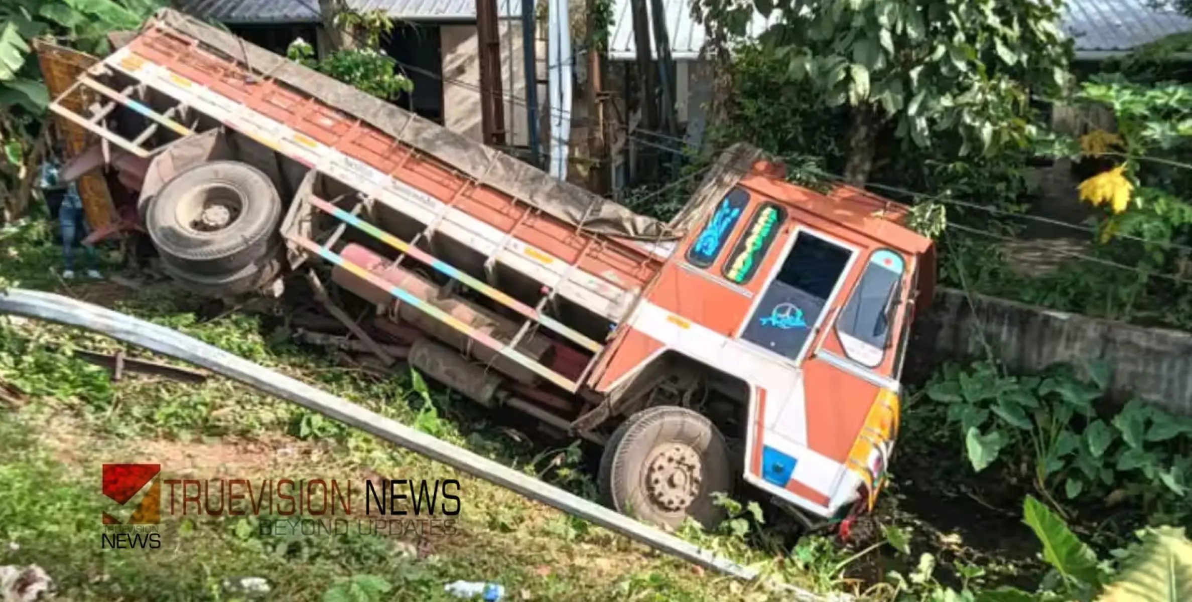 #accident |  നിയന്ത്രണംവിട്ട ലോറി താഴ്ചയിലേക്ക് മറിഞ്ഞ് അപകടം; ഡ്രൈവർ മരിച്ചു