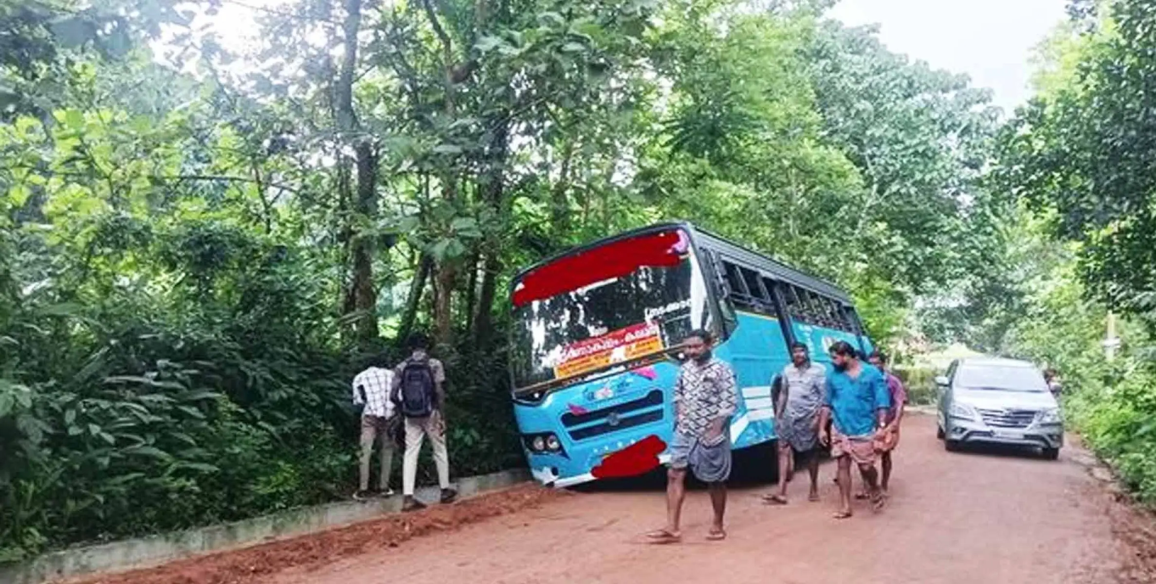 യാത്രക്കാരുമായിവന്ന സ്വകാര്യ ബസ്സ് ചെളിയിൽ താഴ്ന്നു