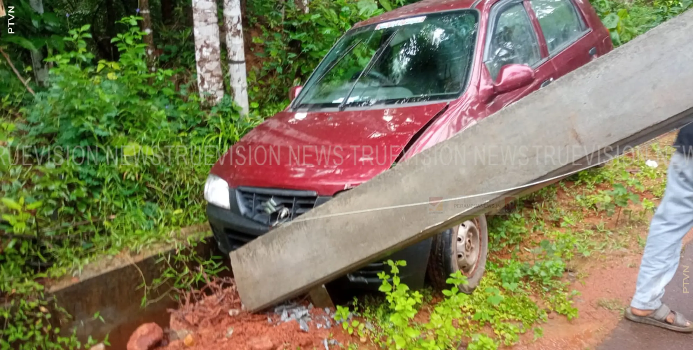 കാറിടിച്ച് വൈദ്യുത കാല്‍ തകര്‍ന്നു 